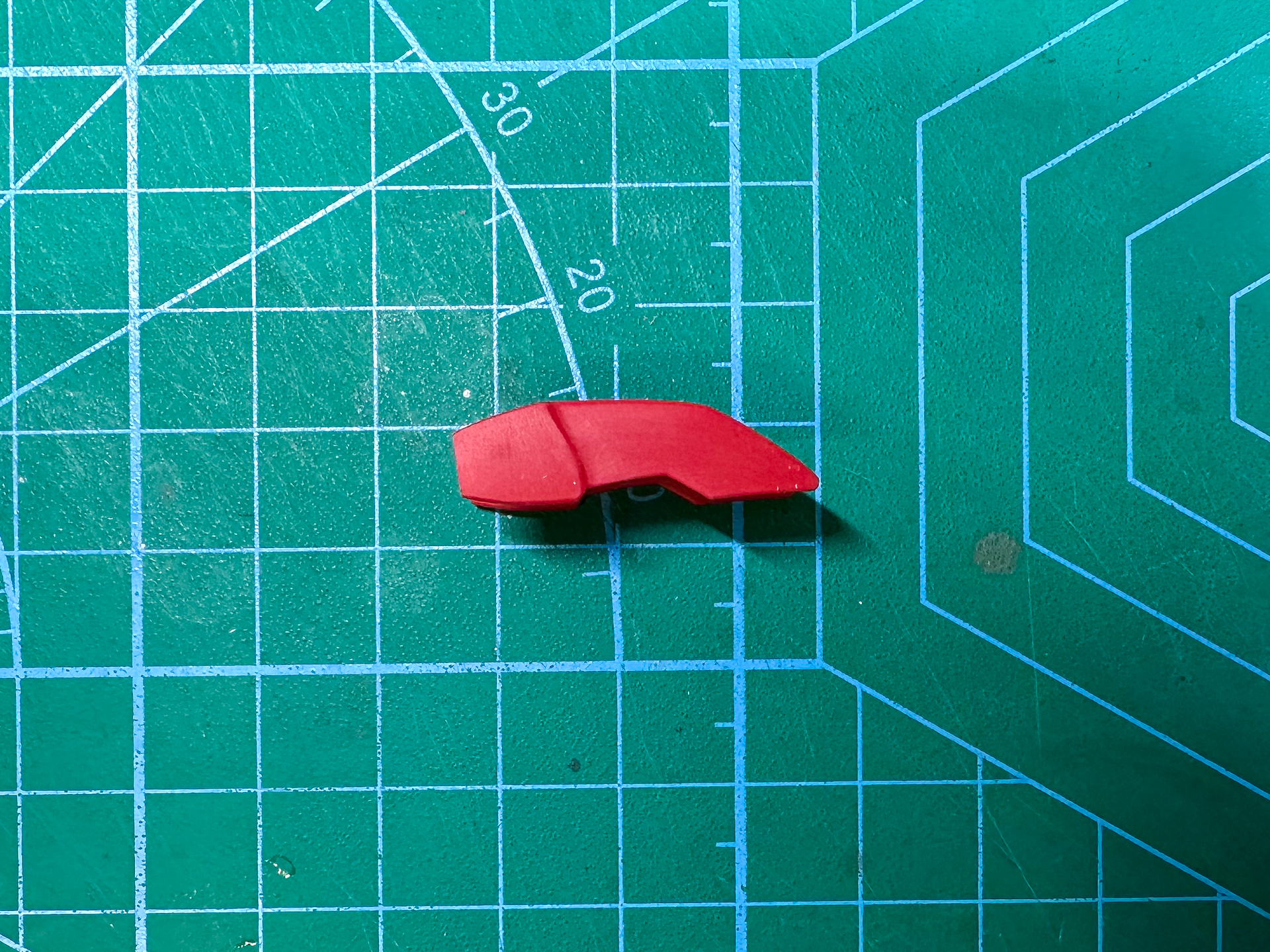 先端をシャープ化するかかとパーツ。爪部分の先端が丸くなっています。