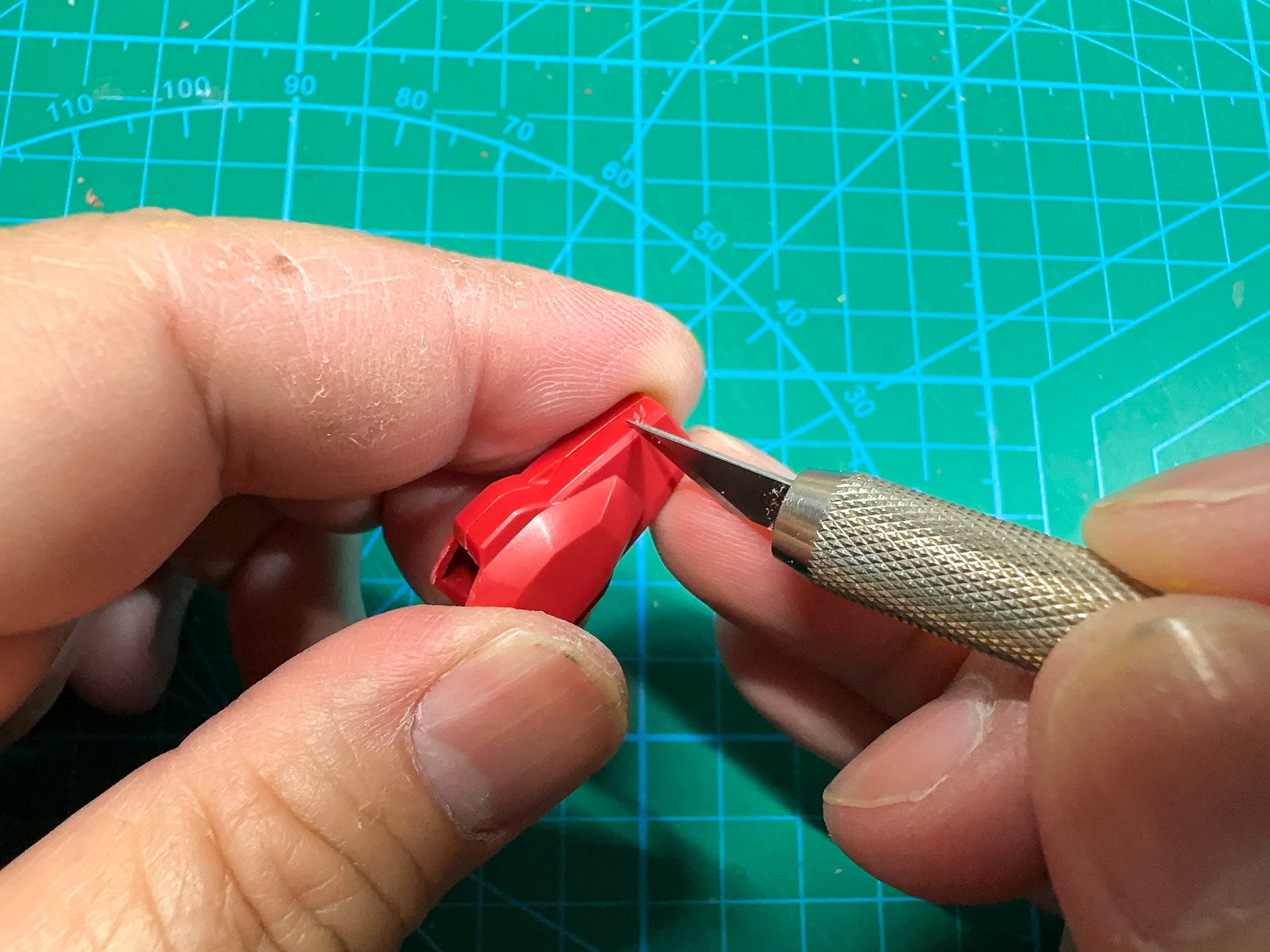 パーツのエッジ出しはゴッドハンドのエッジ出しヤスリやタミヤのモデラーズナイフを使用してエッジを立てていきます。力を入れすぎないように注意しながら加工していきます。