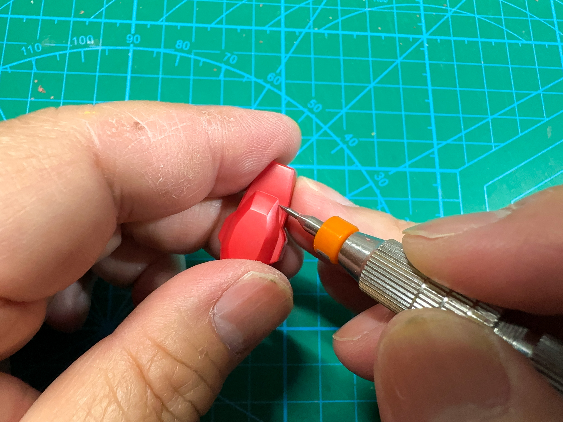 モールドの彫り直しは、ファンテックのスジ彫りカーバイト0.15、超硬けがきニードル10°の中から適宜選択して使用していきます。