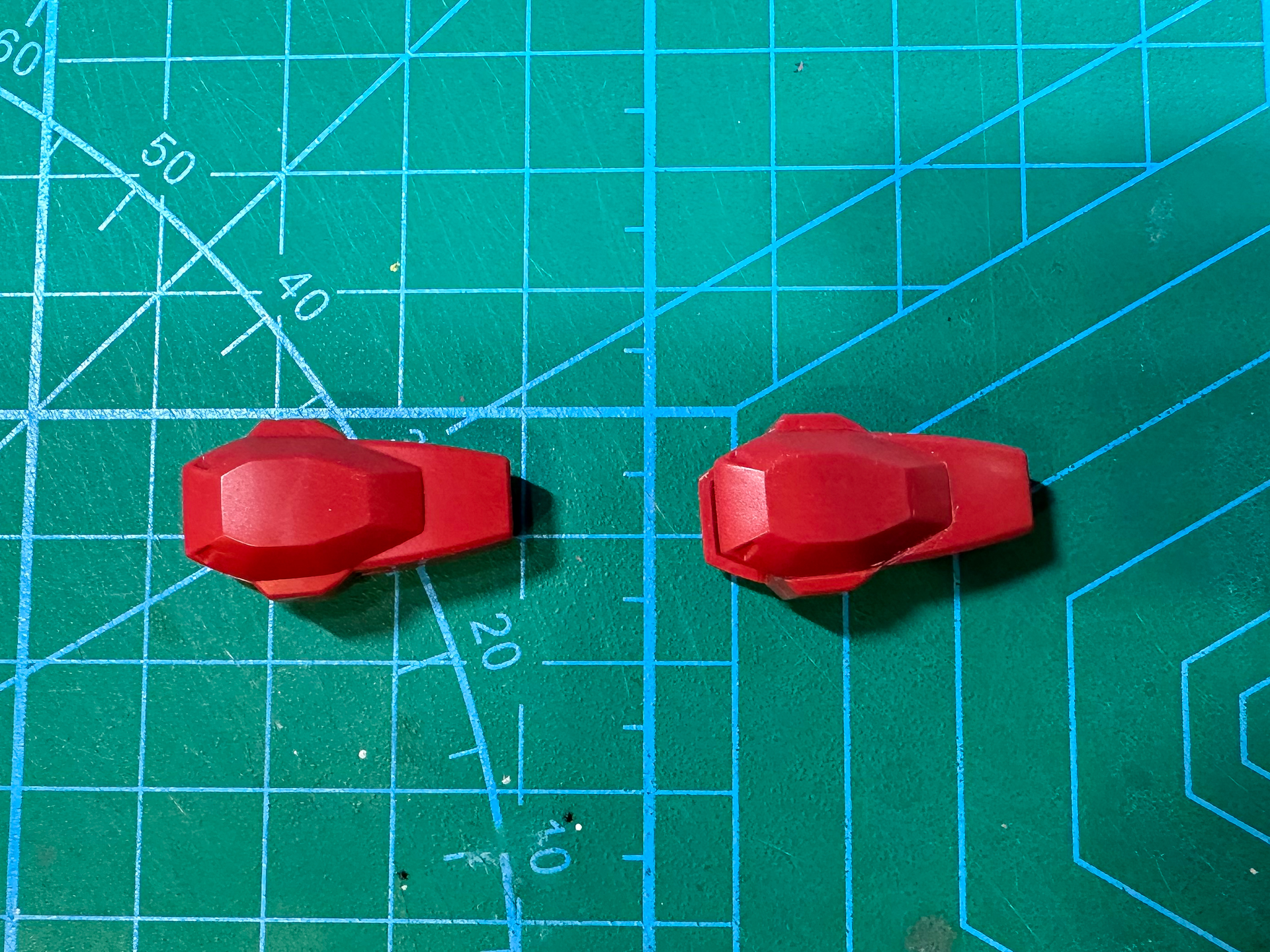 加工前のパーツ（左）と加工後のパーツ（右）の比較。エッジとモールドがはっきりすることでパーツのメリハリが出ます。