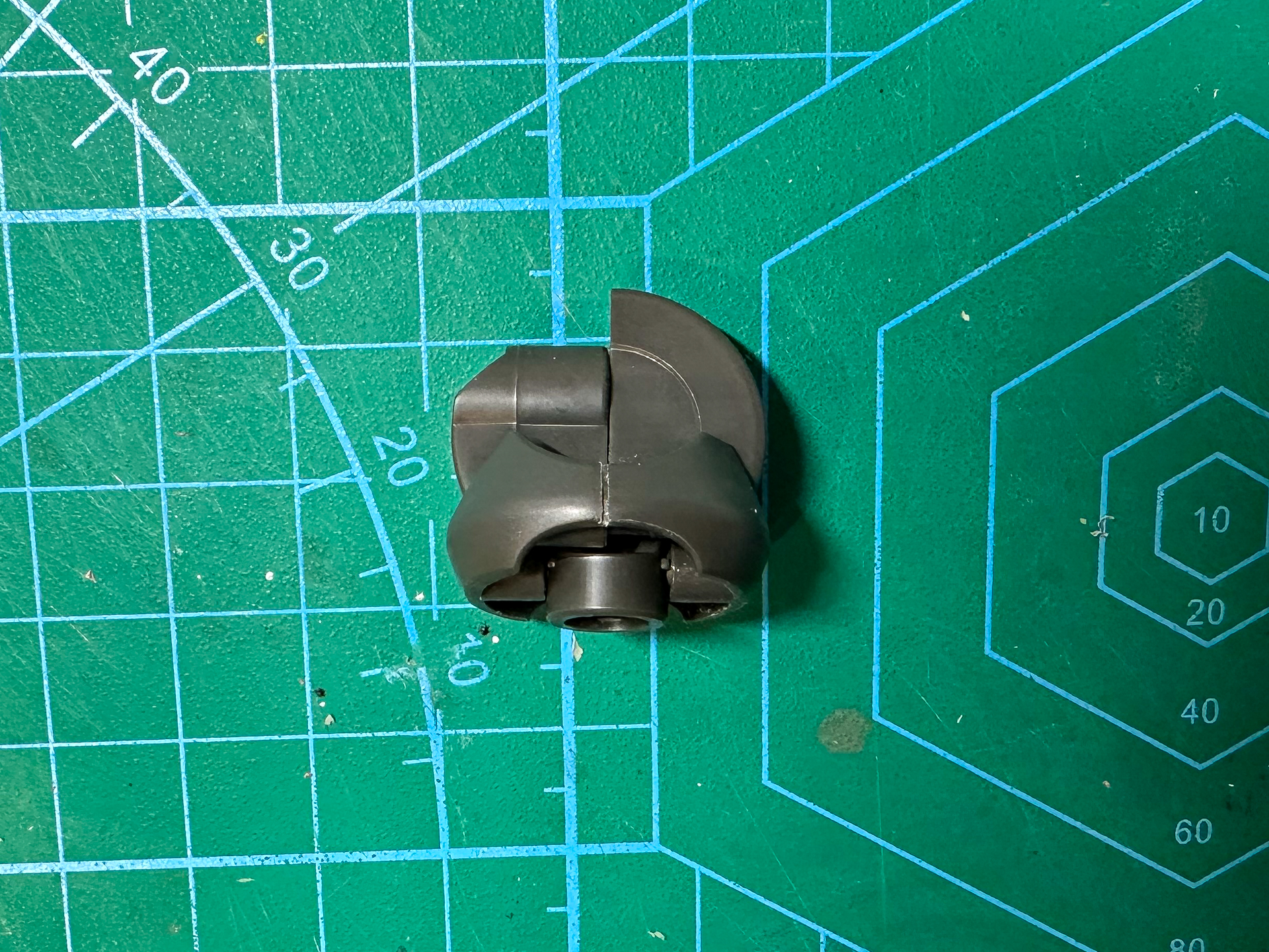 段落ちモールド化した腰パーツ。合わせ目がディテールとなりました。