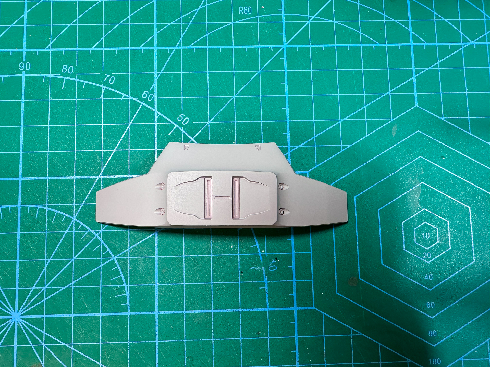 サーフェイサーを塗布したシールドパーツ。パーティングラインの処理忘れ等があればこの時点で処理を行ないます。