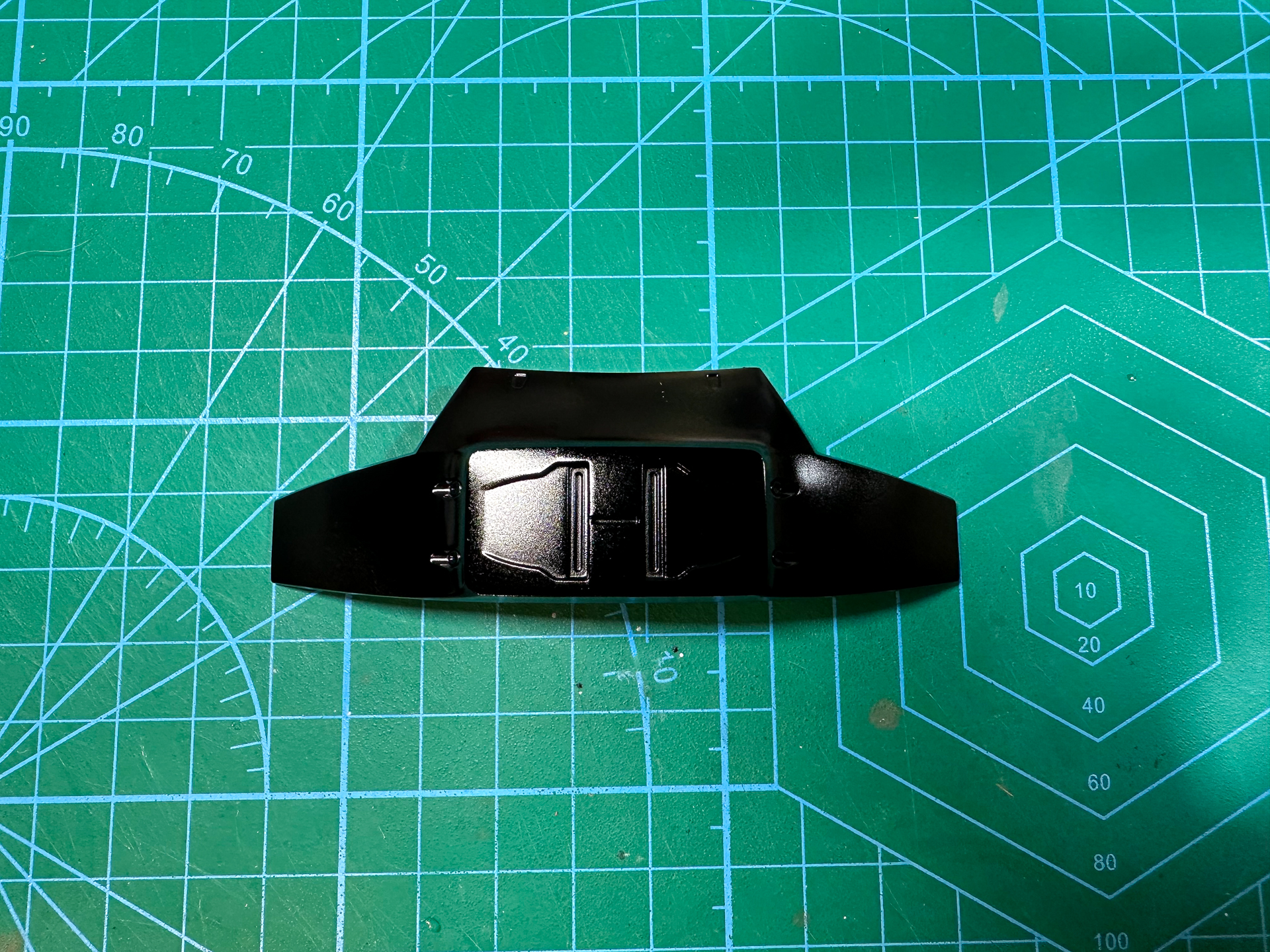 ブラックを塗装したシールドパーツ。艶やかに仕上がりました。