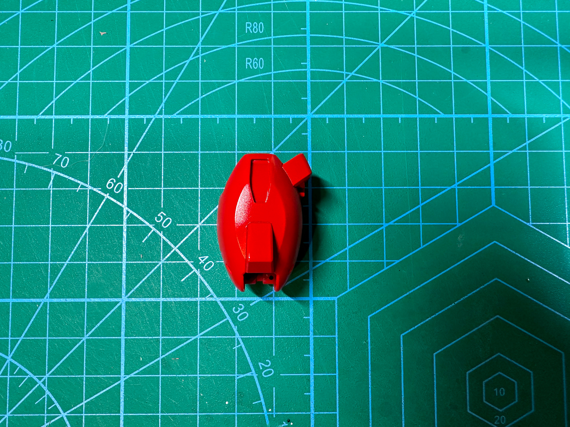 仕上げ色を塗装した大腿部パーツ。鮮やかなレッドに仕上がりました。