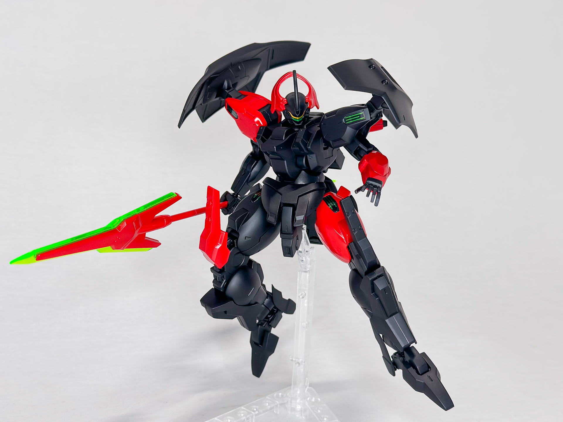 ポーズをつけてみました。ランダムにレッドを配置することで雰囲気を大きく変更しています。