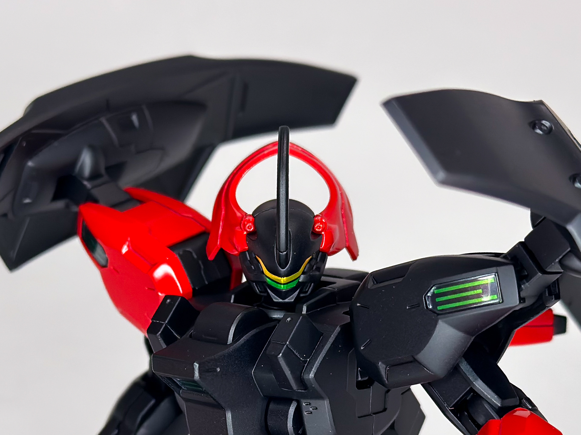 頭部はメインカラーをブラックにしつつも、円状のパーツをレッドとすることでアクセントを加えました。