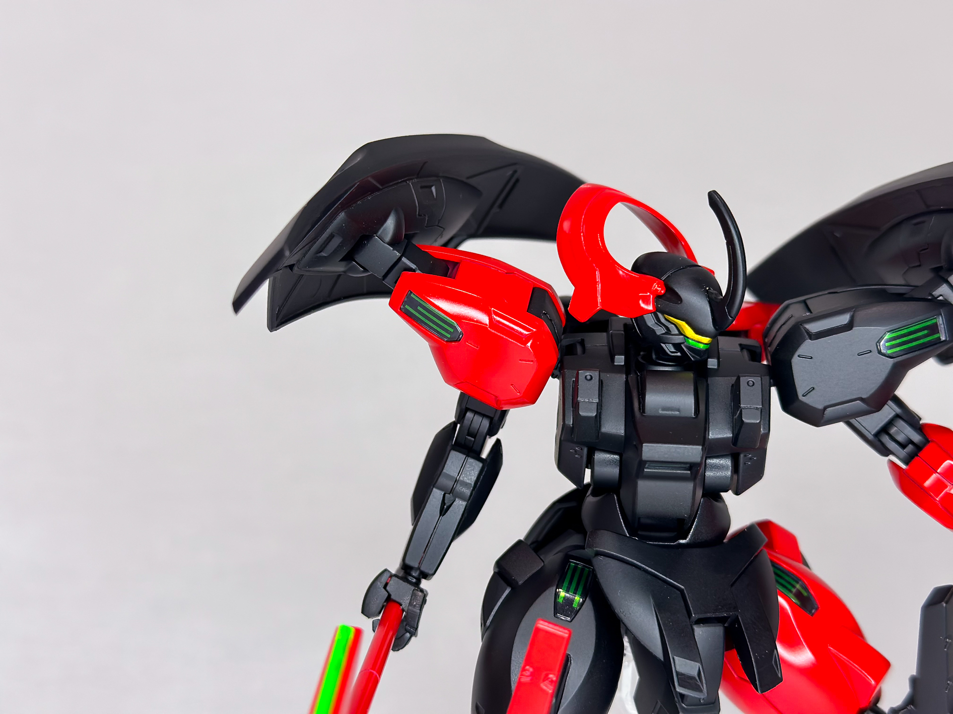 肩部分のアップ。ブラック部分はつや消し、レッド部分は光沢とすることで色だけでなく質感も差別化しています。