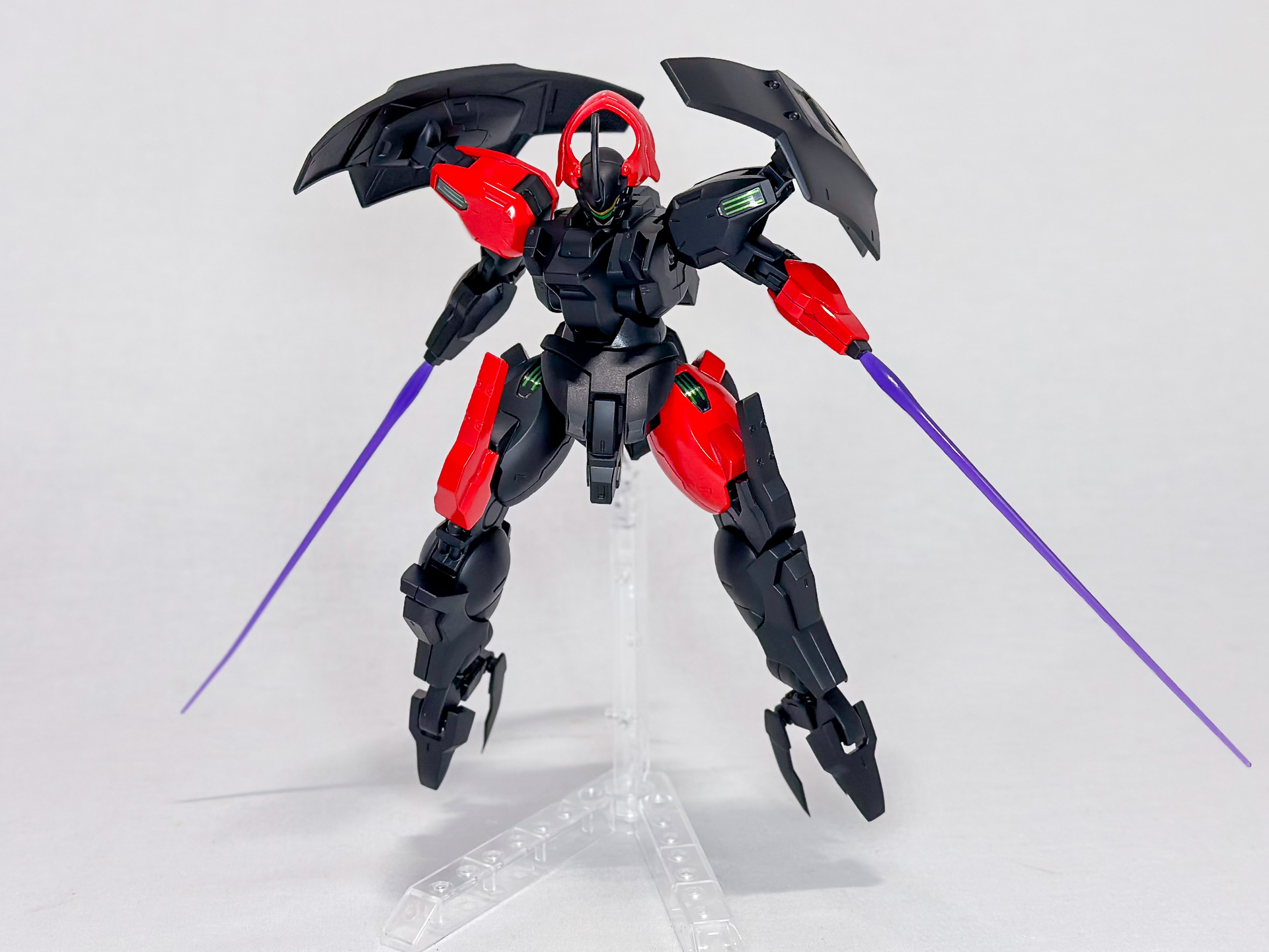 ビームサーベルを構えてみました。本体のブラックとビームサーベルのパープルがダークヒーローの雰囲気を醸し出しています。