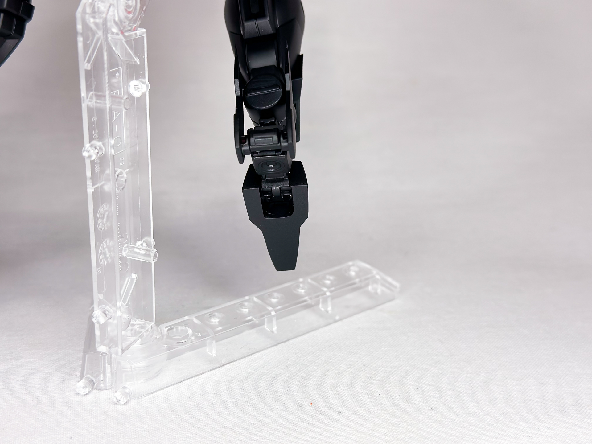 足裏はプラ板を貼っただけなので近寄るとツルツルして見えます。ここにモールドを彫ってディテールを追加すればさらに完成度を上げることもできます。