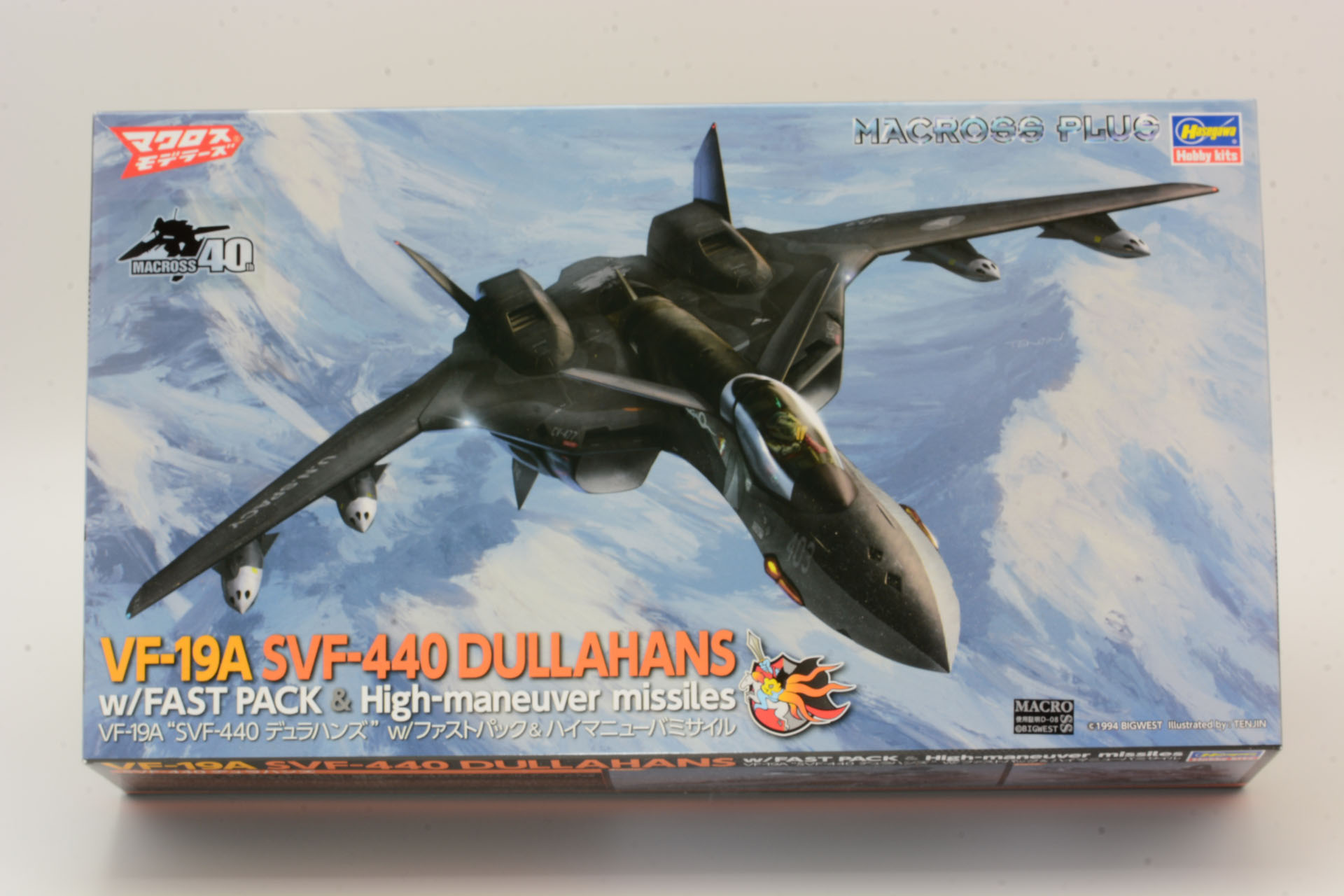 「VF-19A “SVF-440 デュラハンズ” w/ファストパック & ハイマニューバミサイル」のボックスアート。大気圏内を進むデュラハンズの機体が描かれている