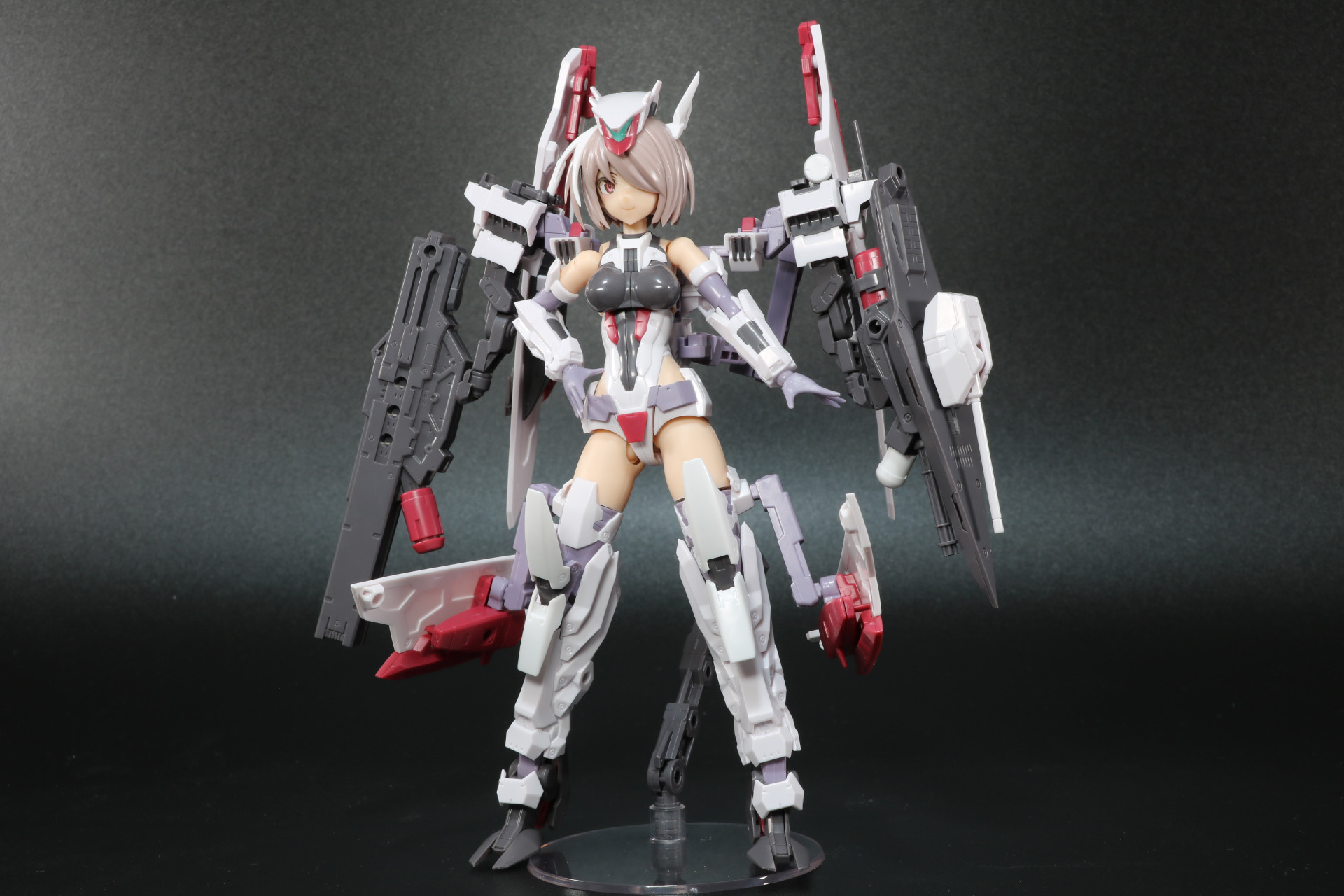 背部フレームを装着したことで、重厚感ある姿に