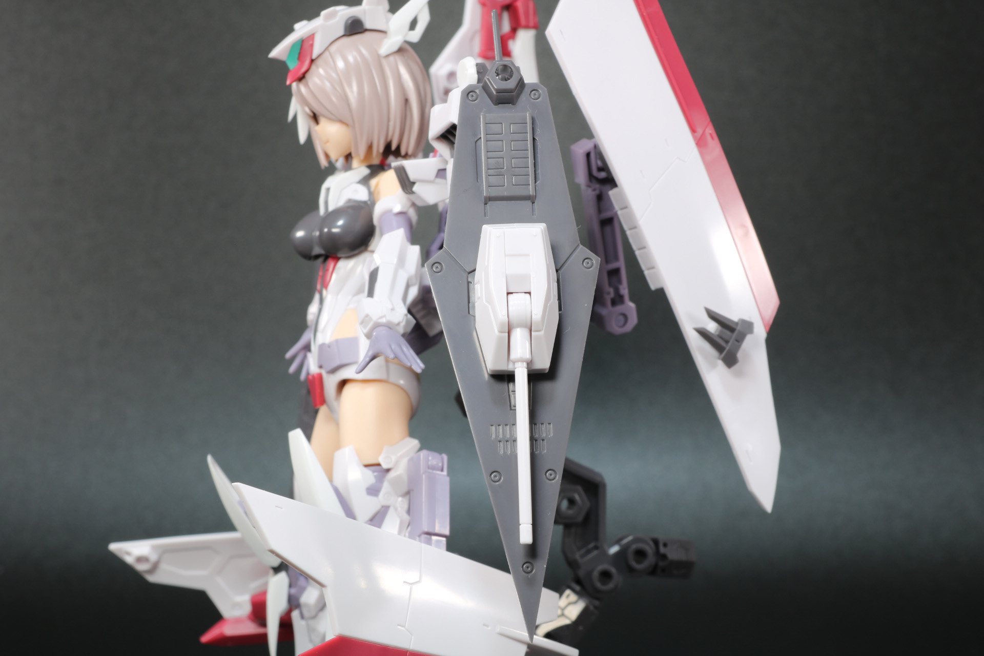 シールドも細かなモールドが施されている