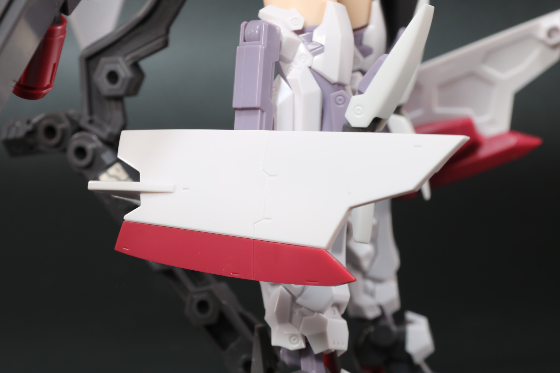 足に装着された小型装甲板