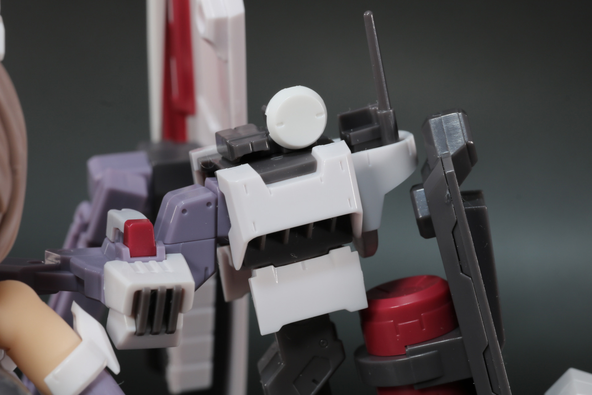 左サブアームにはレドーム型のレーダーパーツ