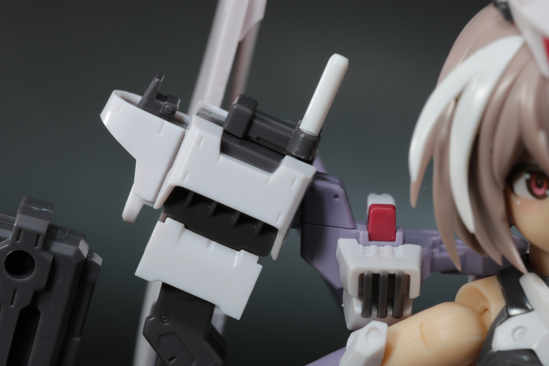 右サブアームはアンテナパーツ