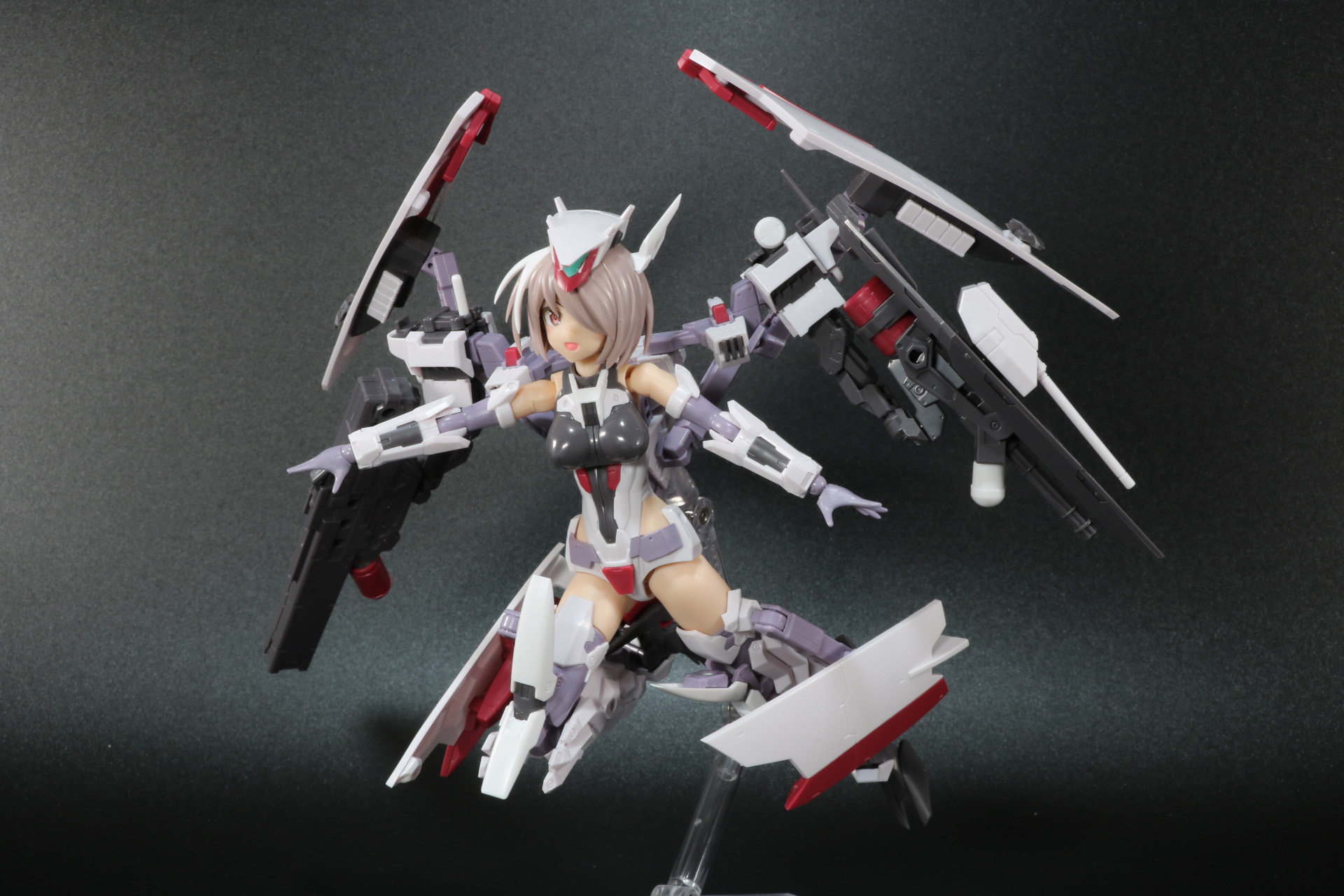 左サブアームにはレドーム型のレーダーパーツ