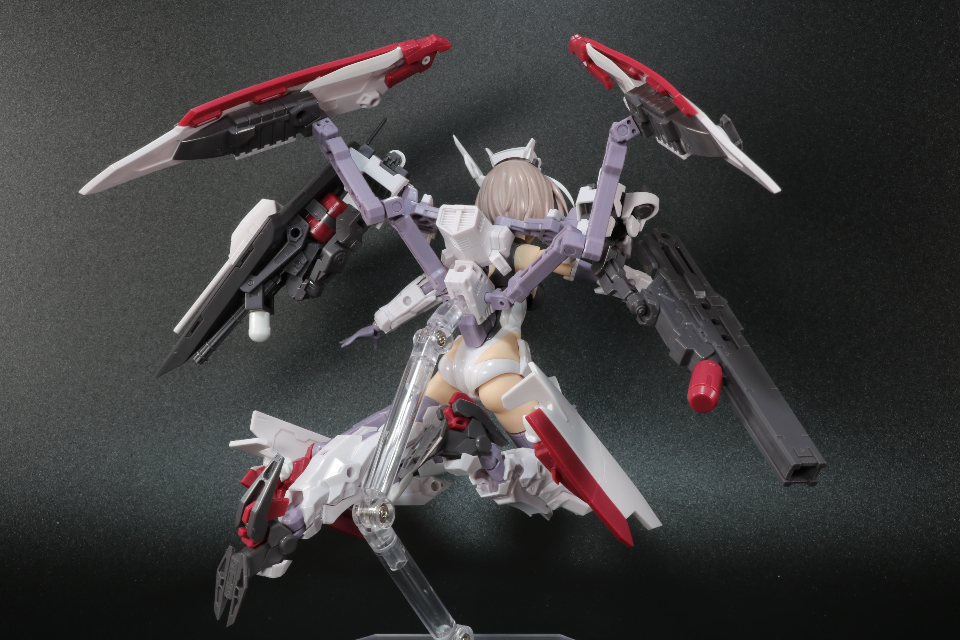 左サブアームにはレドーム型のレーダーパーツ