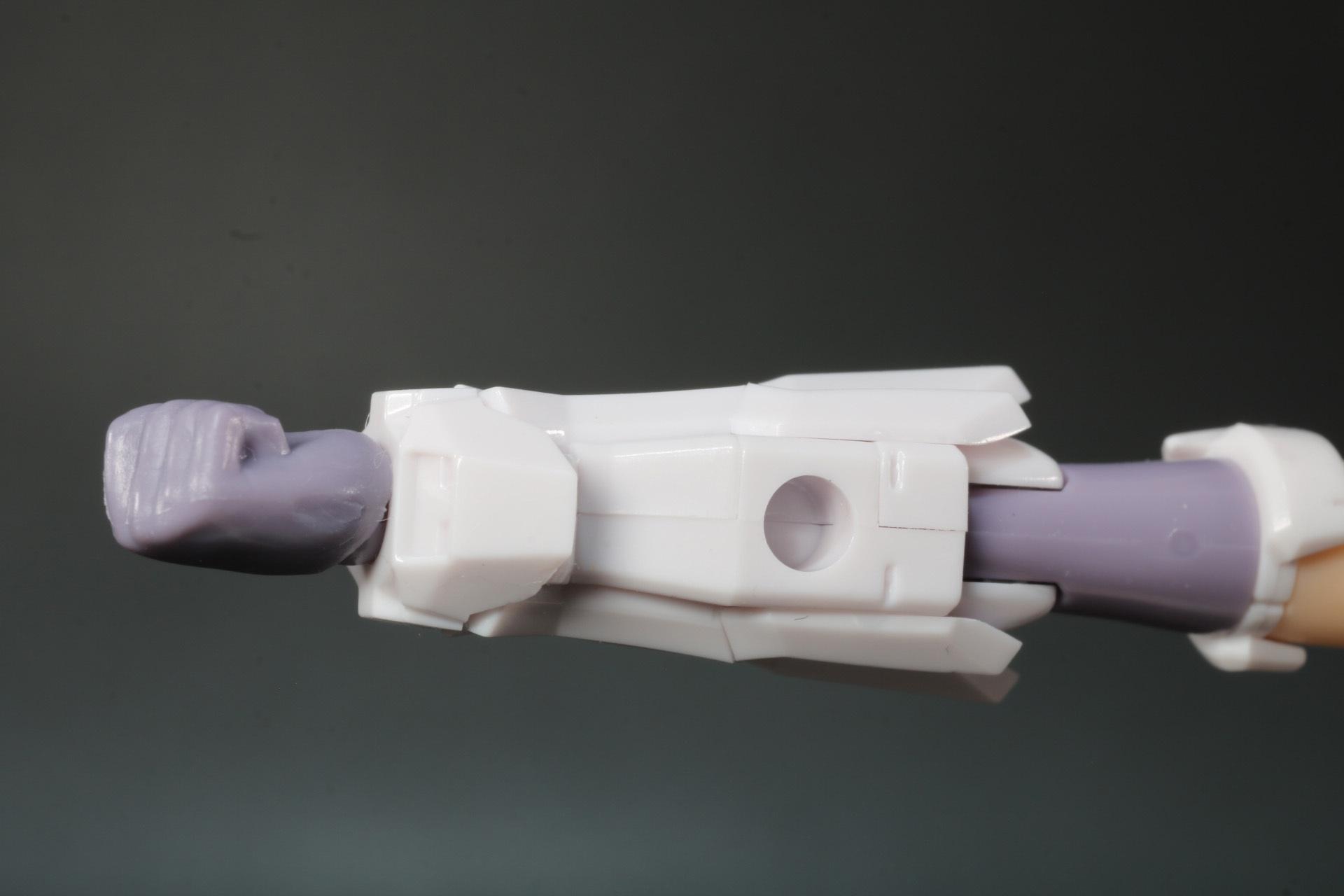 武装モードの腕に設けられている3mm穴にジョイントパーツを接続