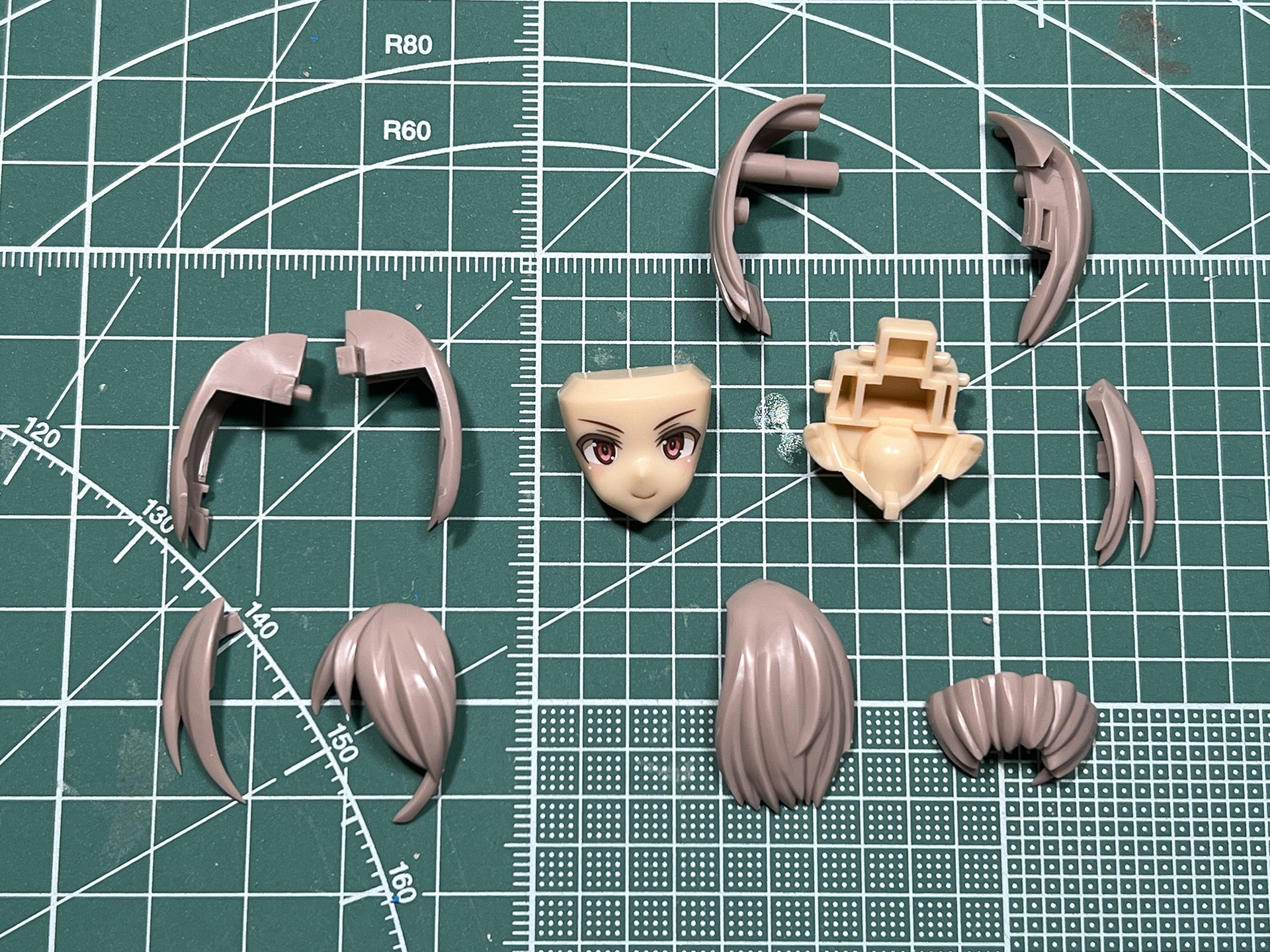頭部は細かくパーツ分けされ、毛先の流れも表現されている