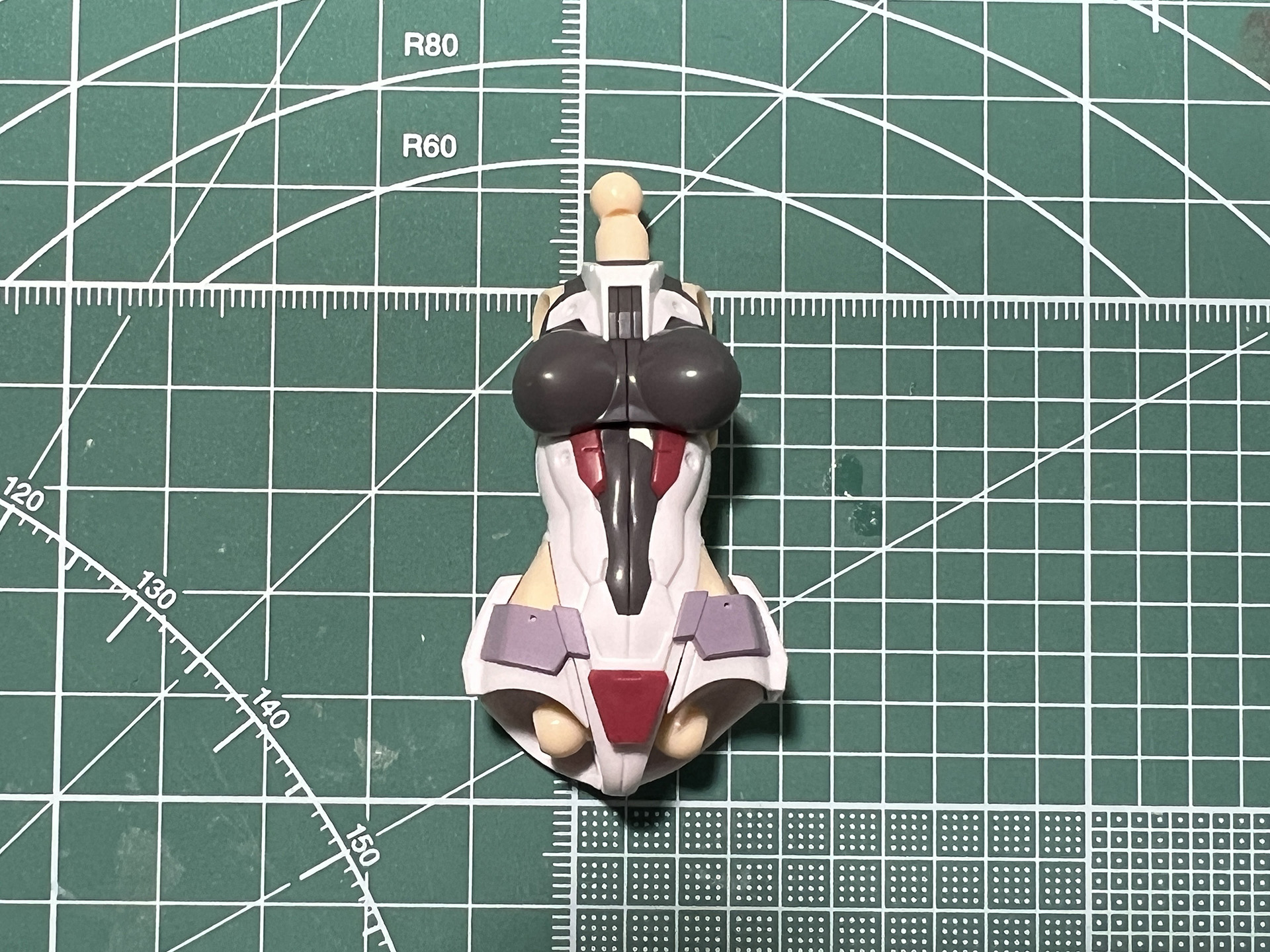 組んだ状態でイメージに近い色分けとなっている。特徴的な丸いモールド部分は未塗装ででは目立たないがスミ入れをすることでスーツデザインはかなり引き締まったものになるだろう