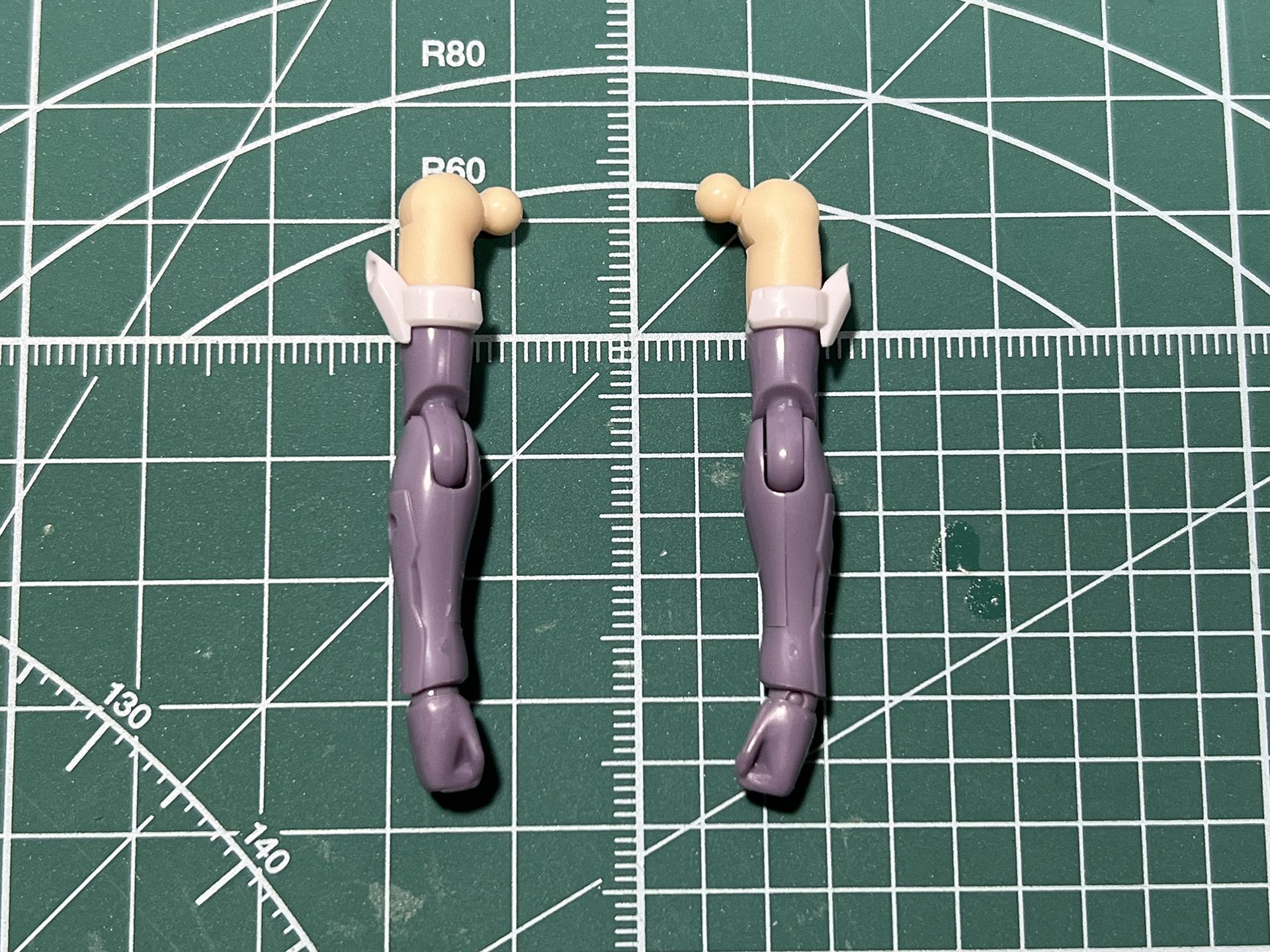 素体の腕パーツは細めの造形。関節部分はタイトな作りとなっている