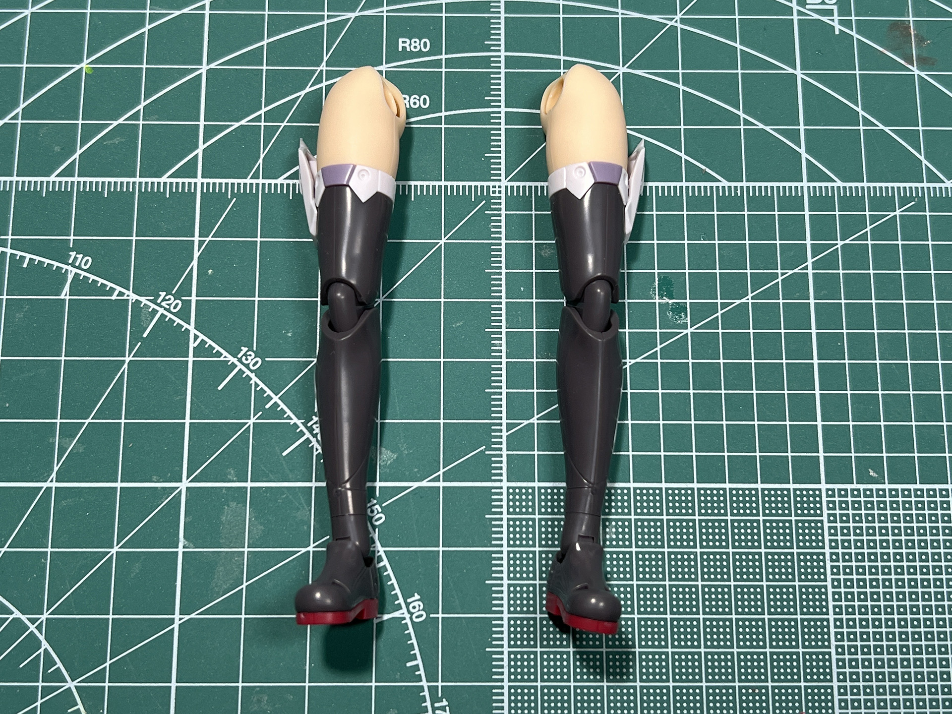 足パーツは大腿部の色分け部分が細かいパーツ構成となっている。膝の二重関節や股関節の引き出し機構で可動の自由度の高さもうかがえる