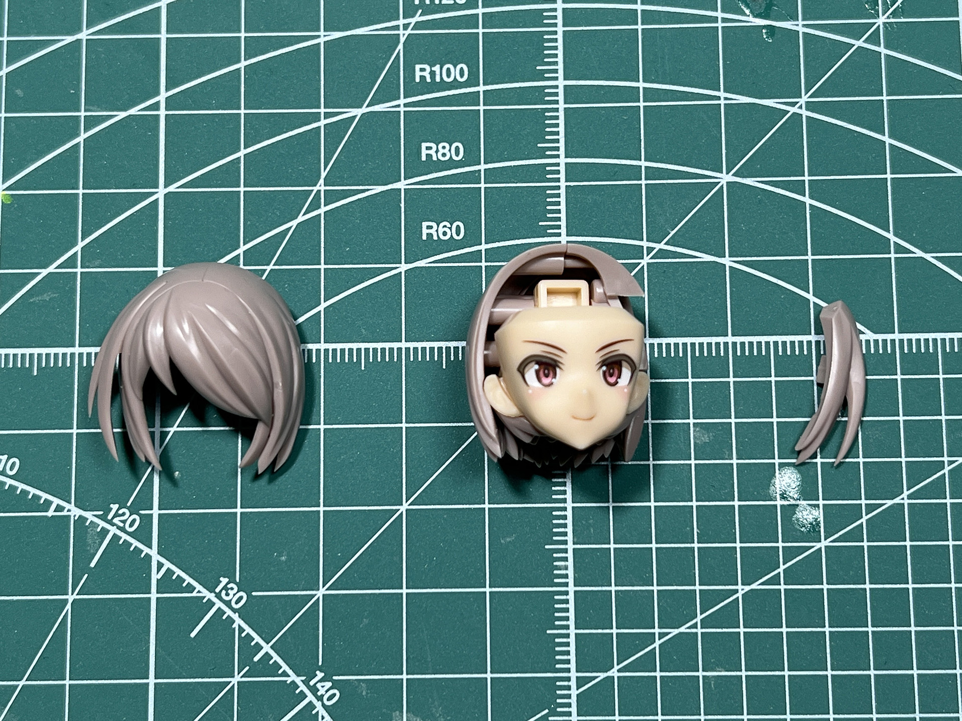 前髪と左側頭部の髪パーツを取り外す