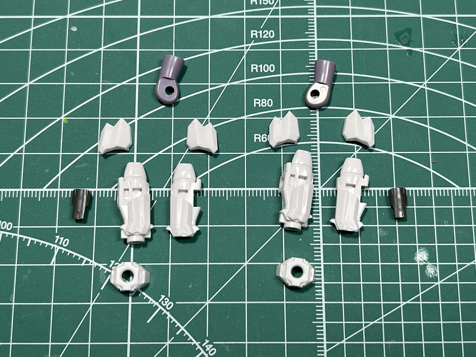装甲によって素体よりも一回り太くなった武装モードの前腕部。流麗な装甲デザインも再現されている