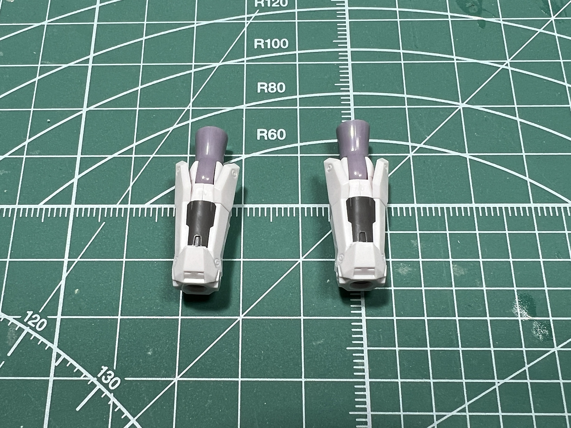 装甲によって素体よりも一回り太くなった武装モードの前腕部。流麗な装甲デザインも再現されている