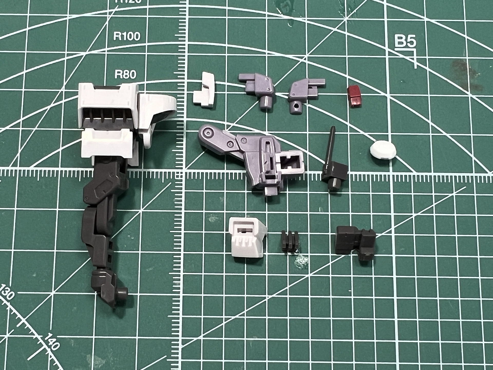 左サブアームはレドーム型のレーダーパーツを搭載している