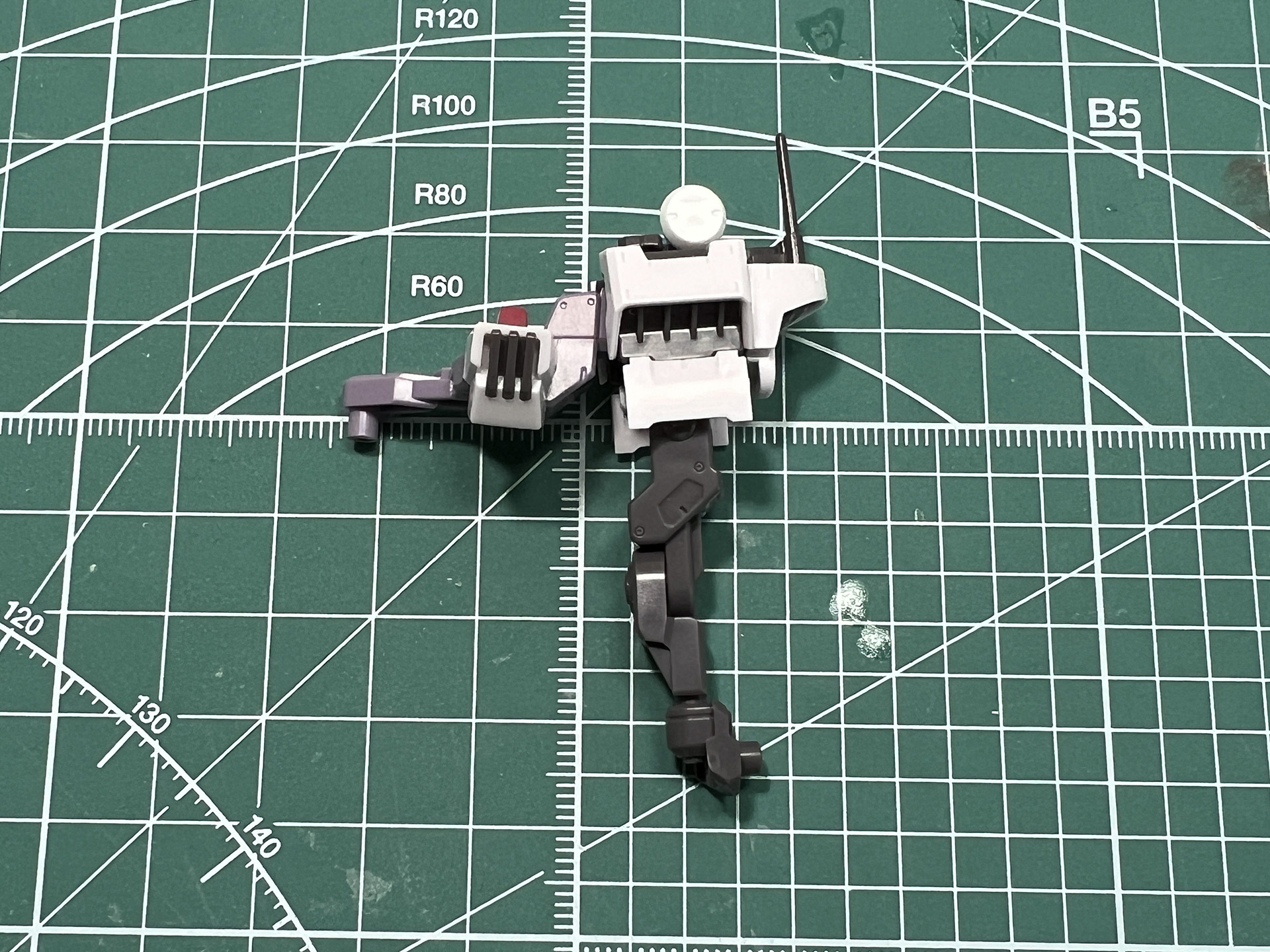 左サブアームはレドーム型のレーダーパーツを搭載している