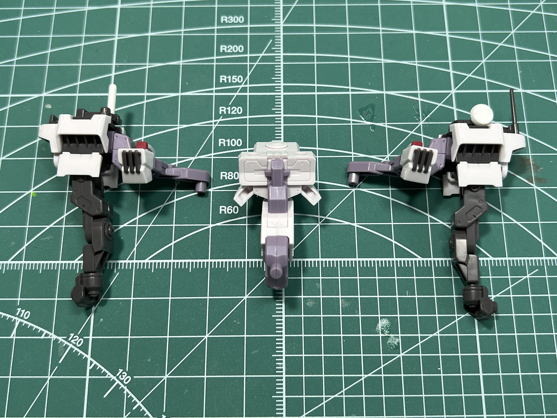 左右サブアームとバックパックを合わせて、背部フレームの基部を作る
