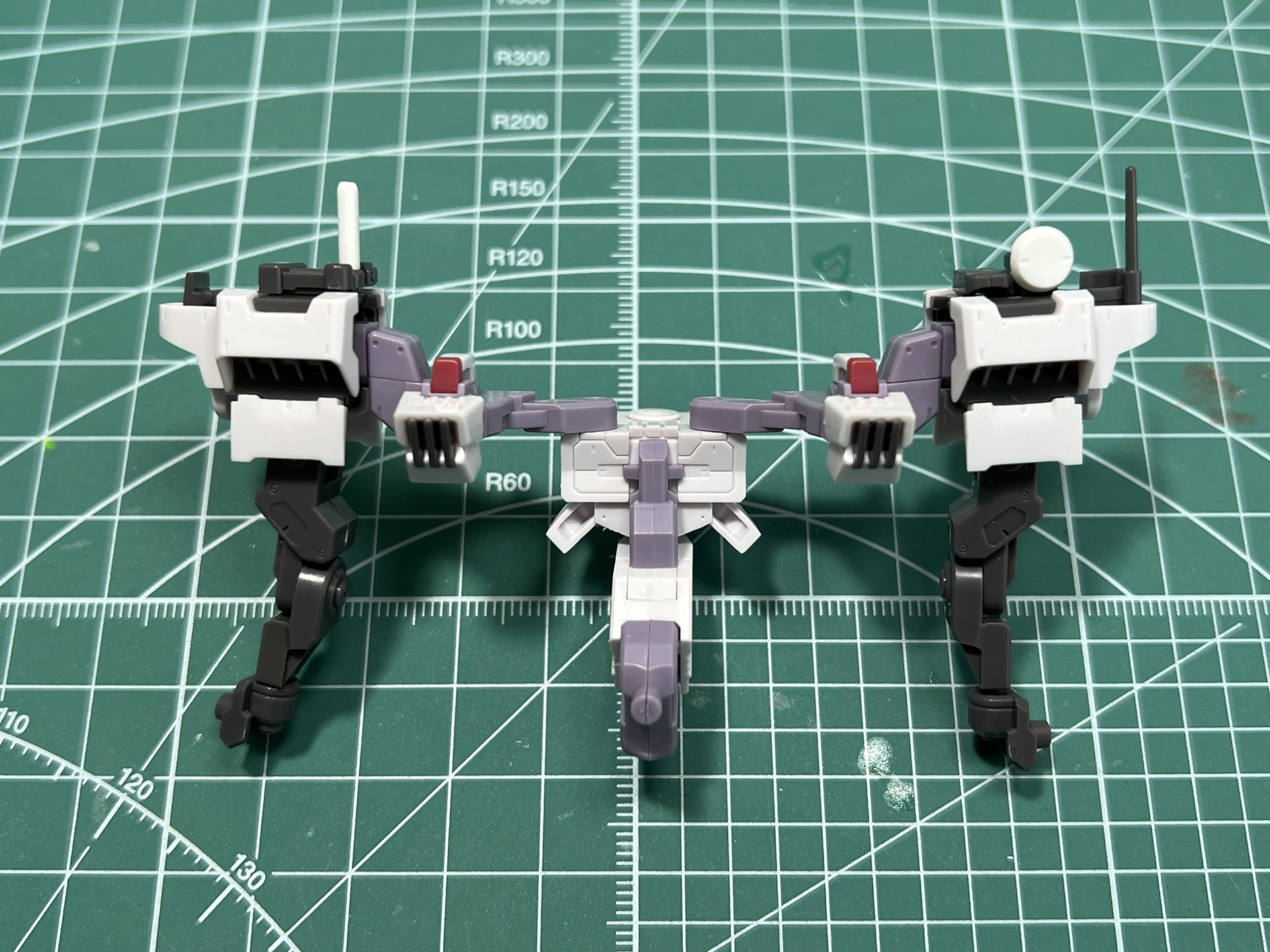 左右サブアームとバックパックを合わせて、背部フレームの基部を作る