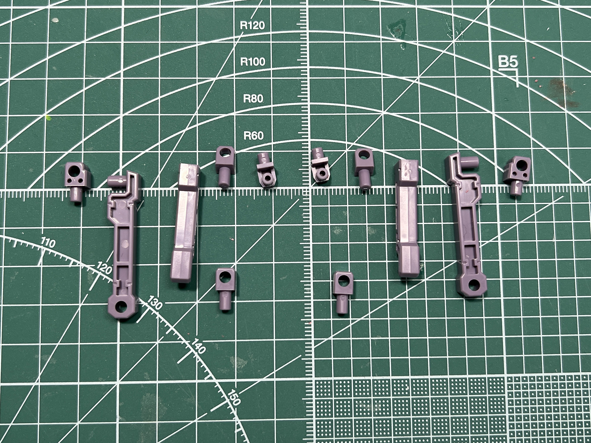 アームパーツはシンプルな構造ながらフレキシブルな可動が期待できる