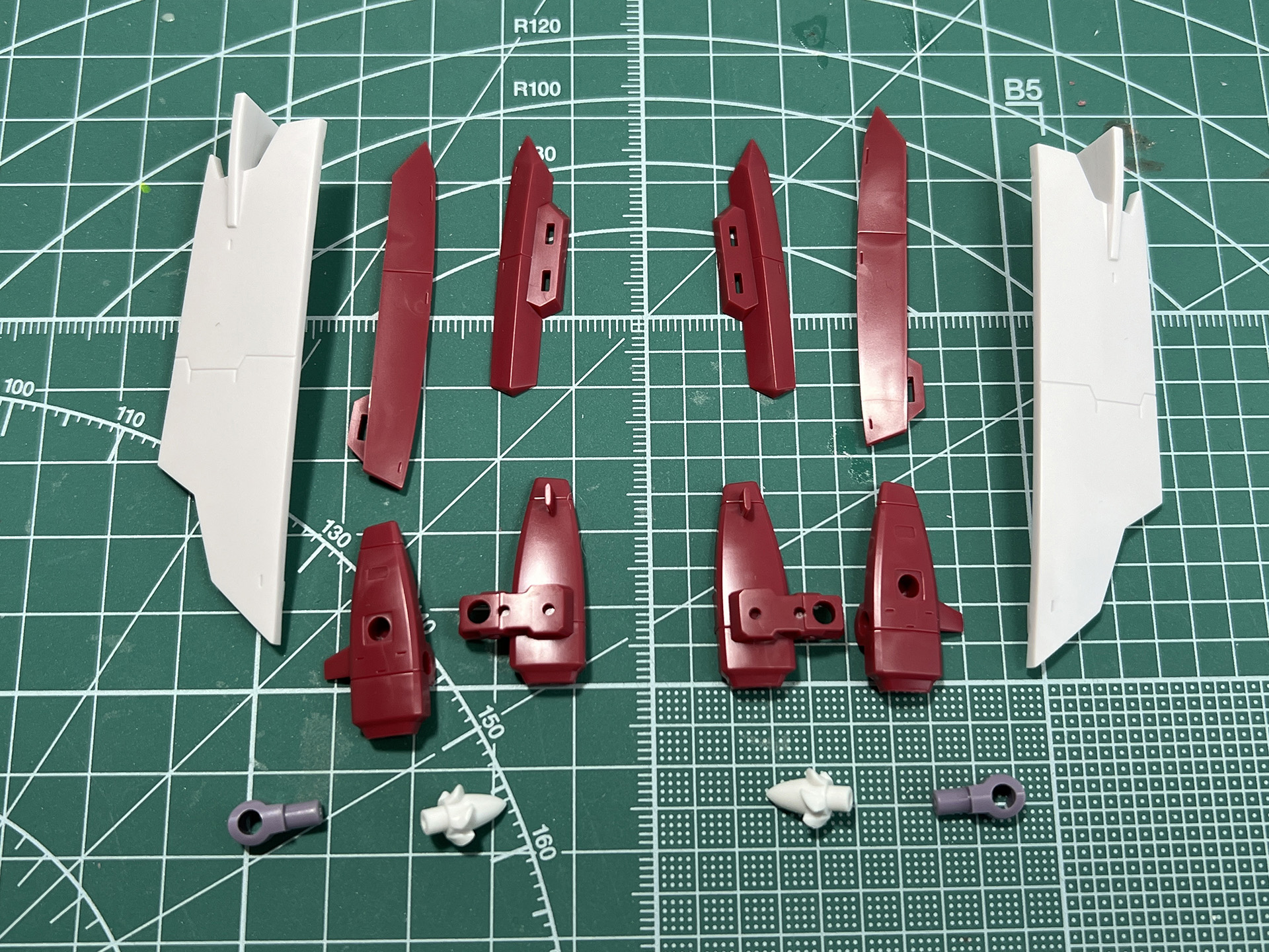 装甲板は船体側面部分となるデザインで、シールドのようにも見える。内側にはスクリューユニットが設けられている