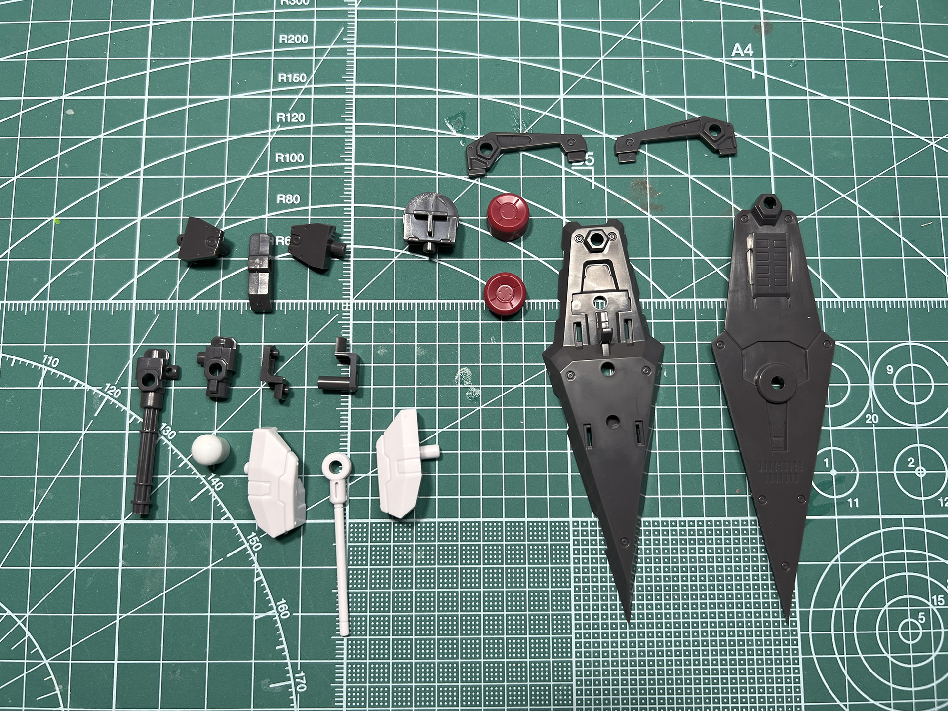 シールドは鋭角な天板を中核として、上部に速射砲、下部に機関砲を装備した複合武装となっている