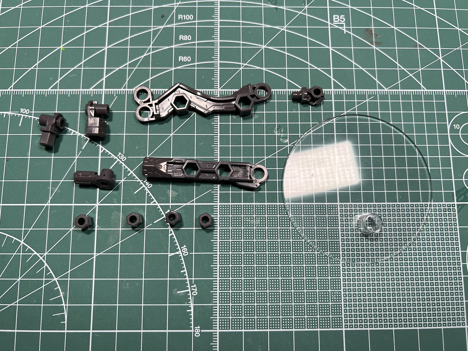 武装モードなどの金剛をディスプレイする台座。機械的なデザインで、根本や中間、末端に可動軸を備えている