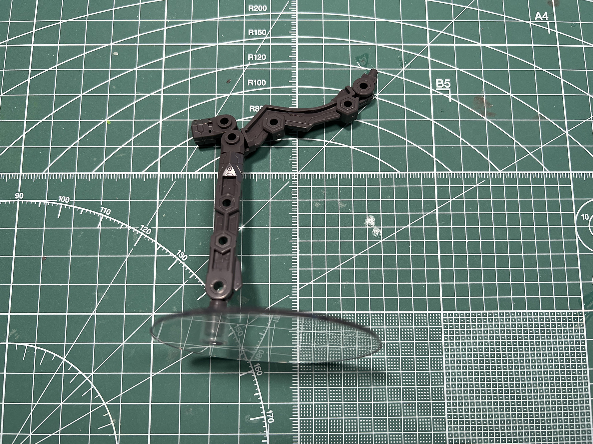 武装モードなどの金剛をディスプレイする台座。機械的なデザインで、根本や中間、末端に可動軸を備えている