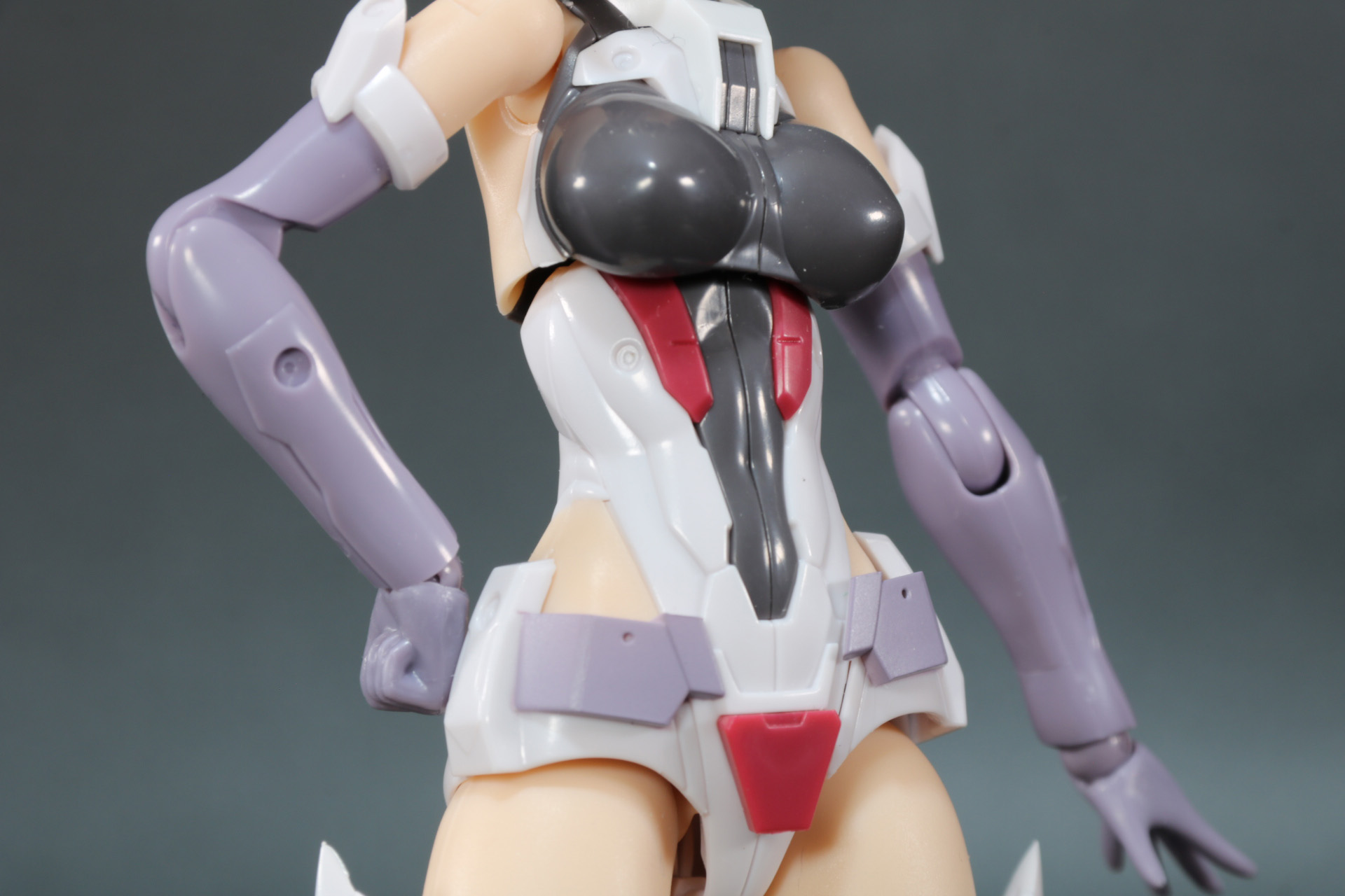 成型色だけでスーツの色分けが表現されている