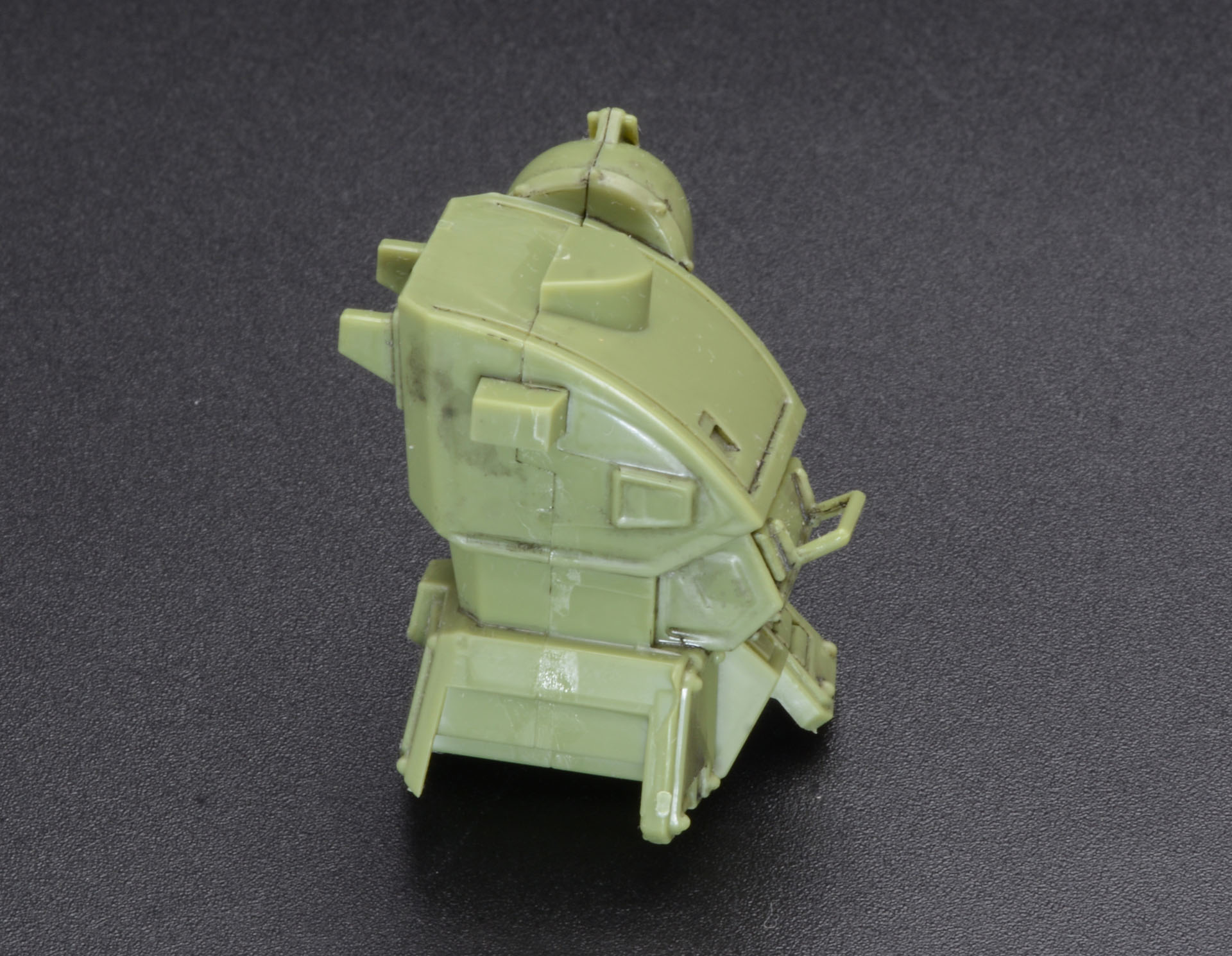 ボディ。正面の情報量は多い一方で、側面のダクトのスリットを省略するなど、バランスが感じられる