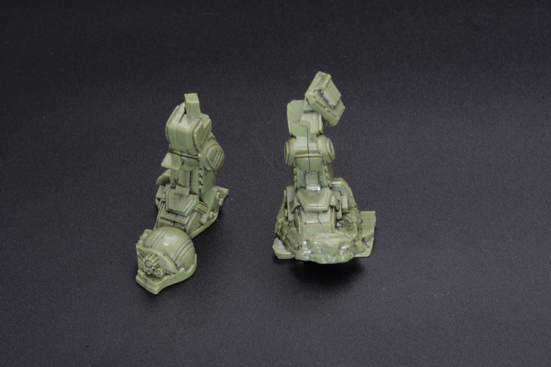 足も瓦礫と一体化しており、パーツ数を減らしている