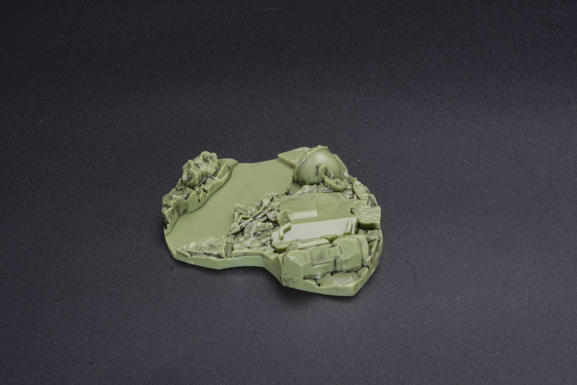 台座となる瓦礫はスミ入れが映える