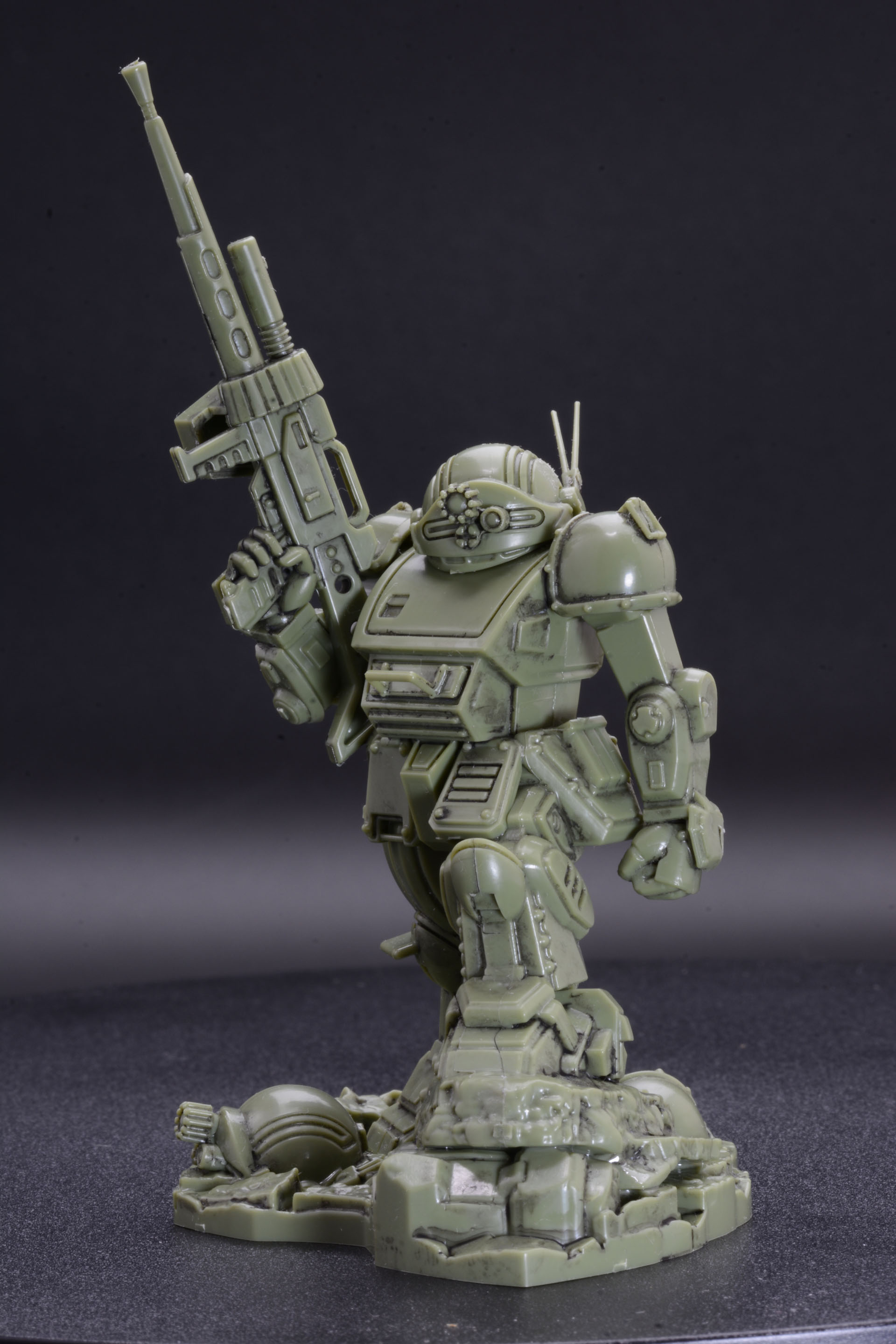 組み上がったスコープドッグ。同じスコープドッグの破片を踏みつけて立つ姿がとても「ボトムズ」らしい