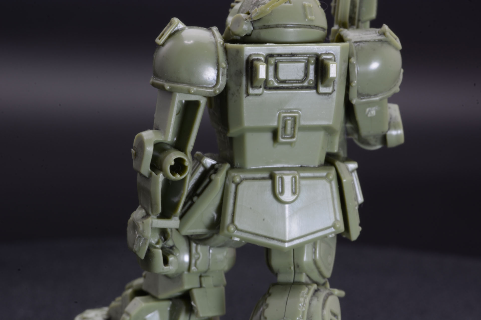 左手の裏側は肉抜きされている。腕に覚えのあるモデラーなら埋めてディテールアップするのもありだろう