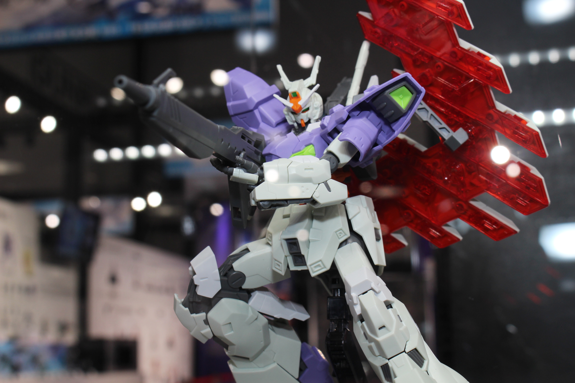 上半身のカラーリングは、公式サイトにある設定画に近い薄紫の成形色に