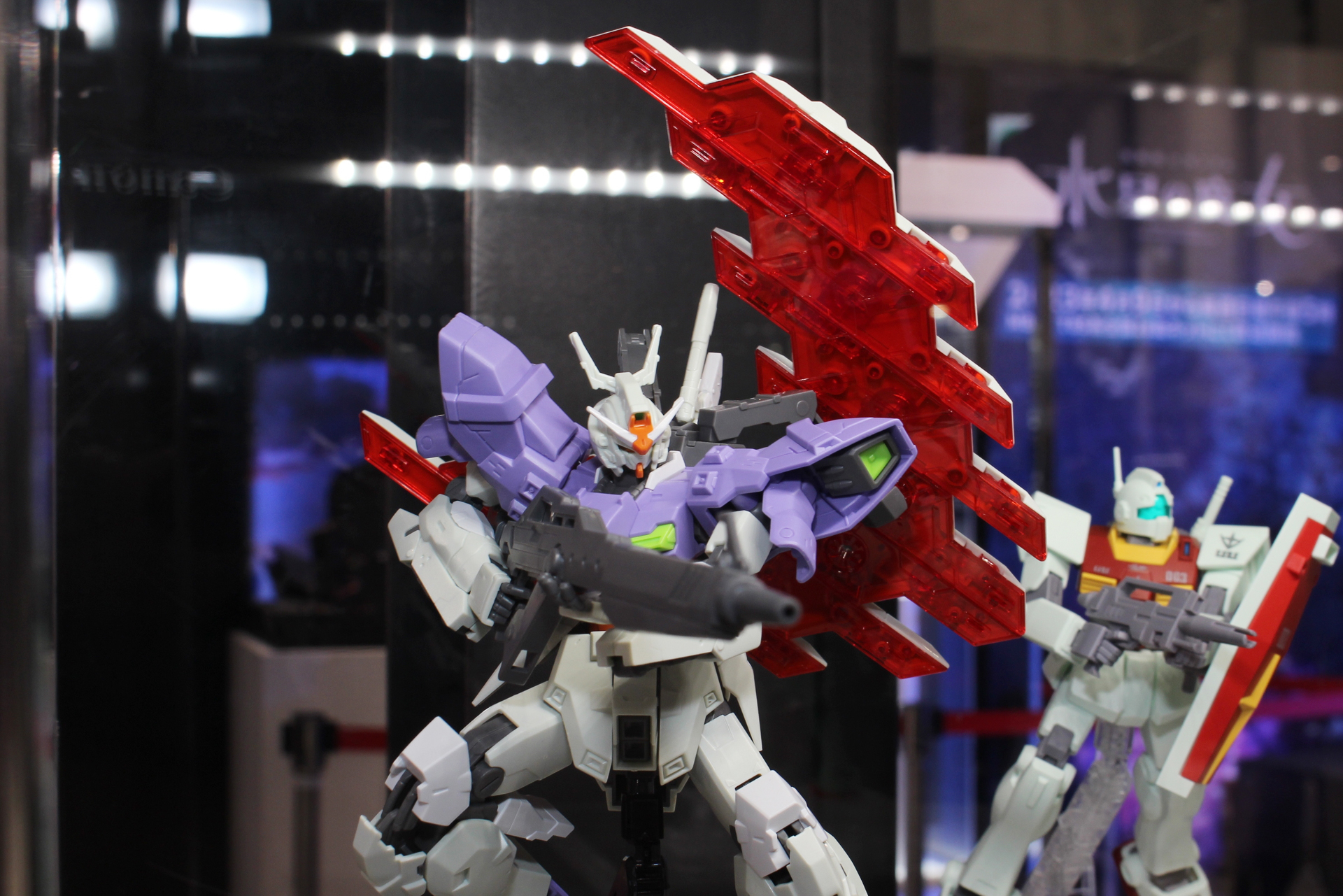 トレードマークのサイコプレートにはクリアパーツを採用。8枚に分離する