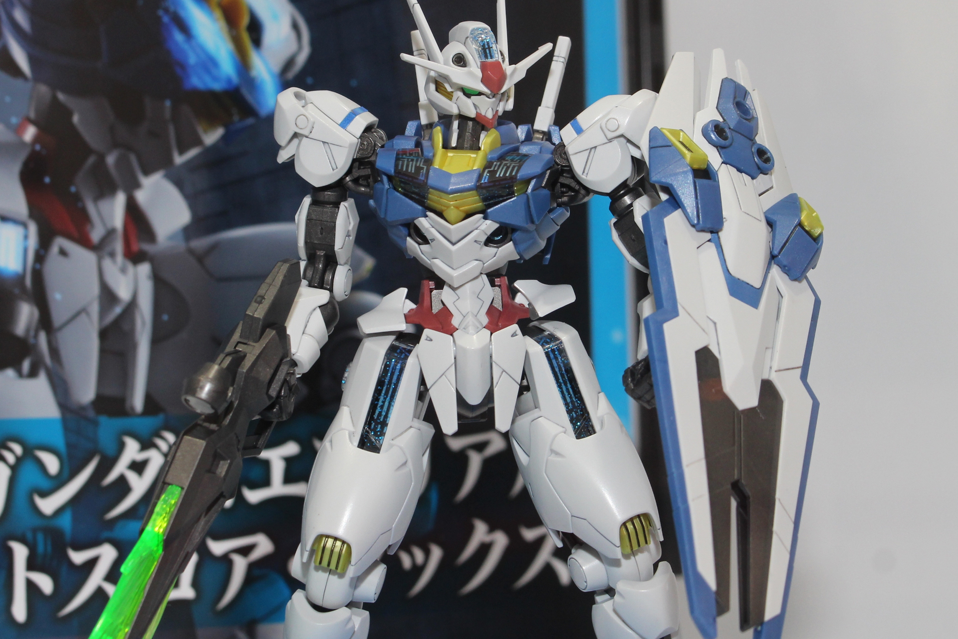 ダブルサイドシール（粘着面に絵柄を印刷したもの）を貼った脚部シェルユニットは、ラメの成形色による輝きを見せる