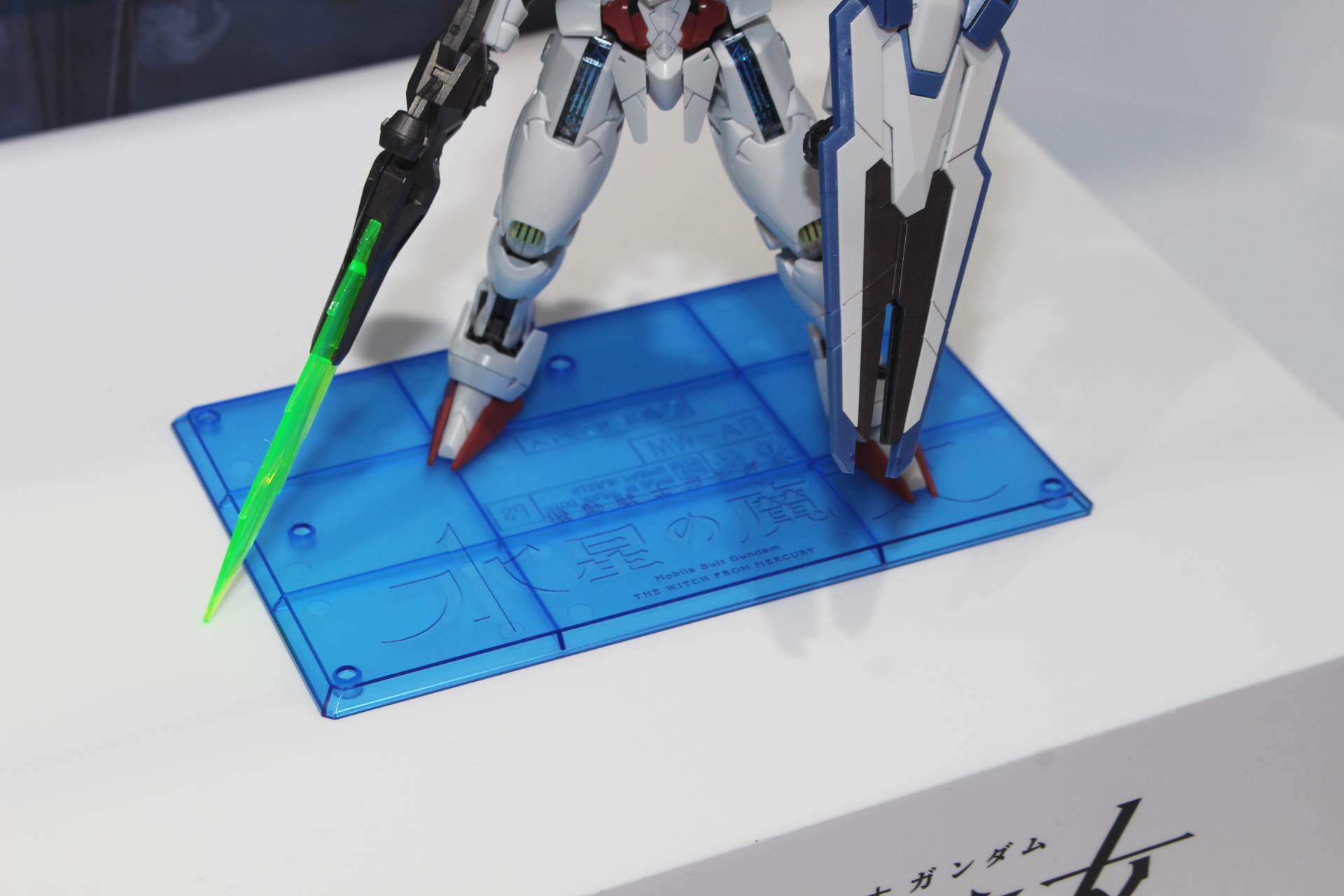ロゴ入りの台座はこのキット限定のもの