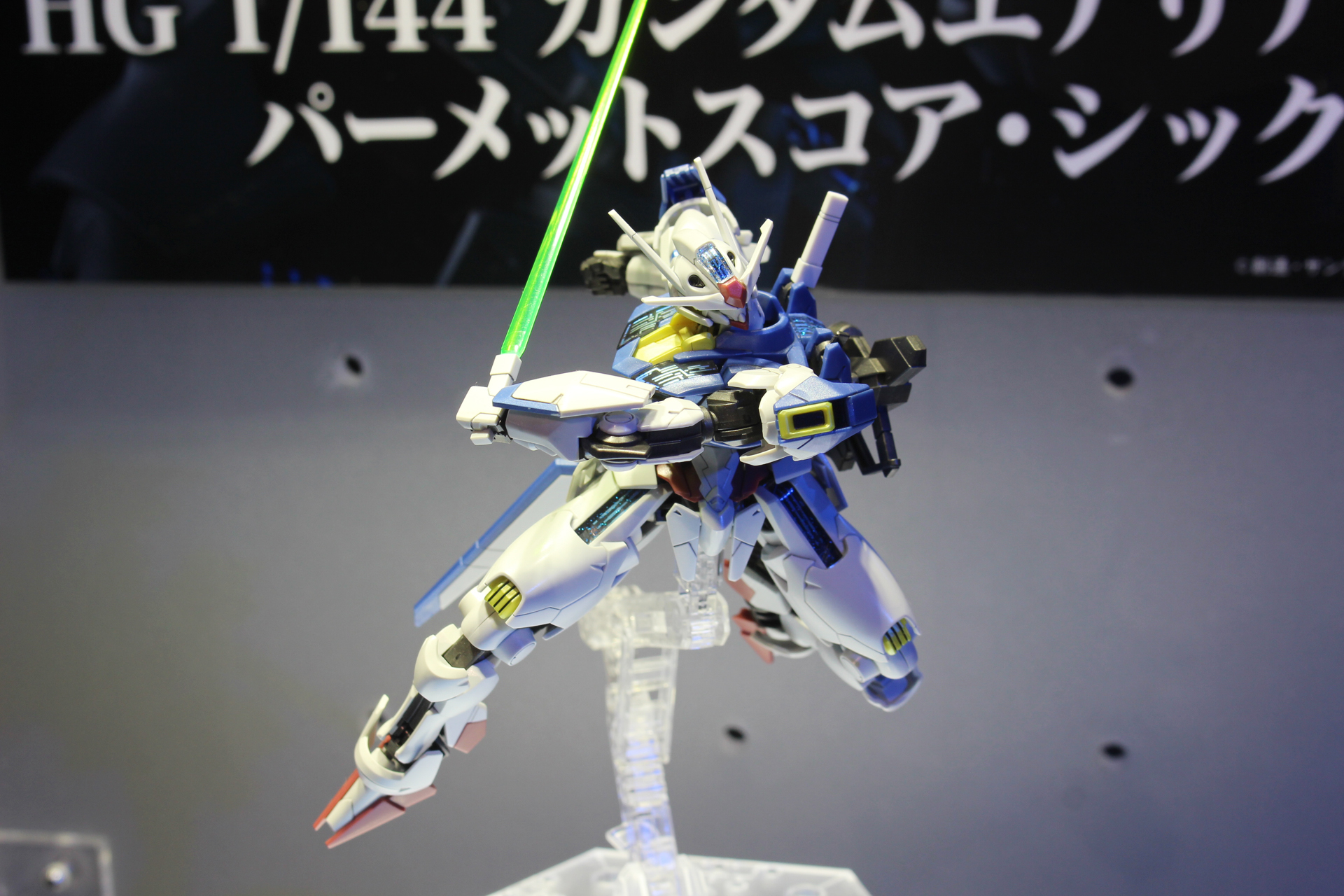 こちらはガンダムベース東京で少し前に展示されていたときの、動きのあるポーズの作例。可動ギミックも優秀だ