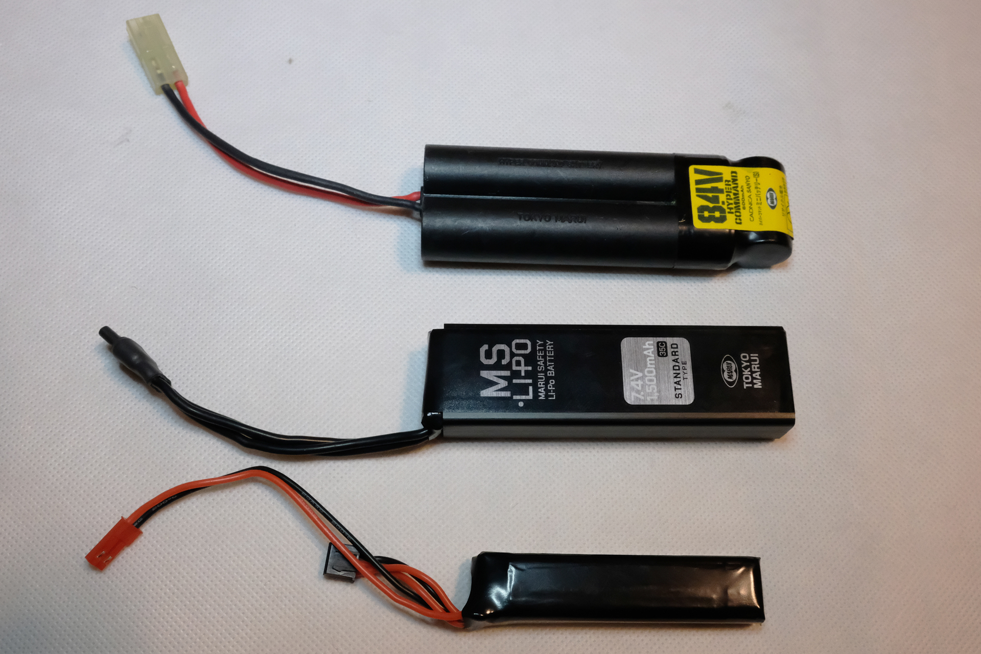 上から従来のサイズのSタイプバッテリー、「MS・Li-Po バッテリー［スタンダードタイプ］」、他社製のリポバッテリー